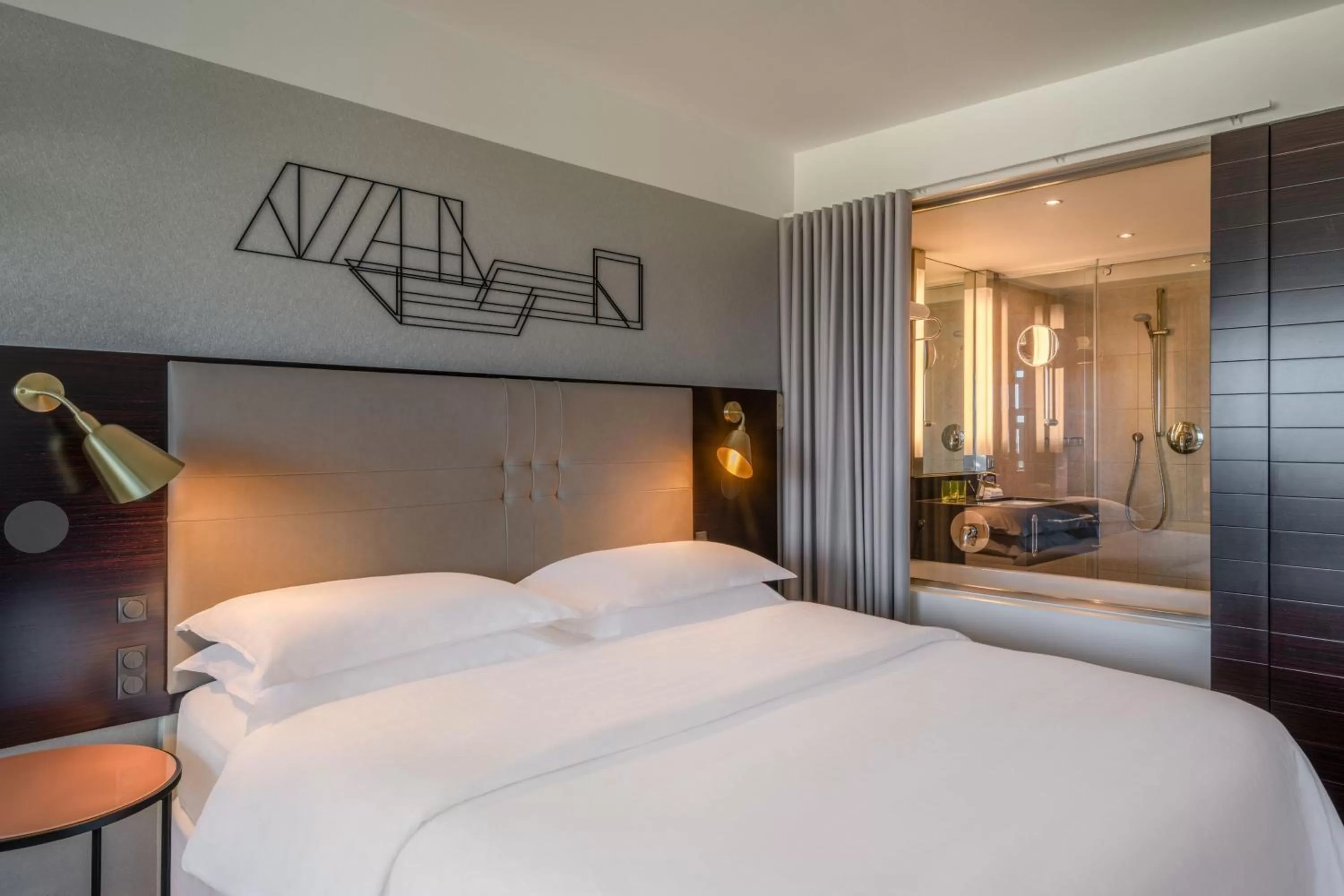 Photo of the whole room, Bed in Four Points by Sheraton Munich Arabellapark