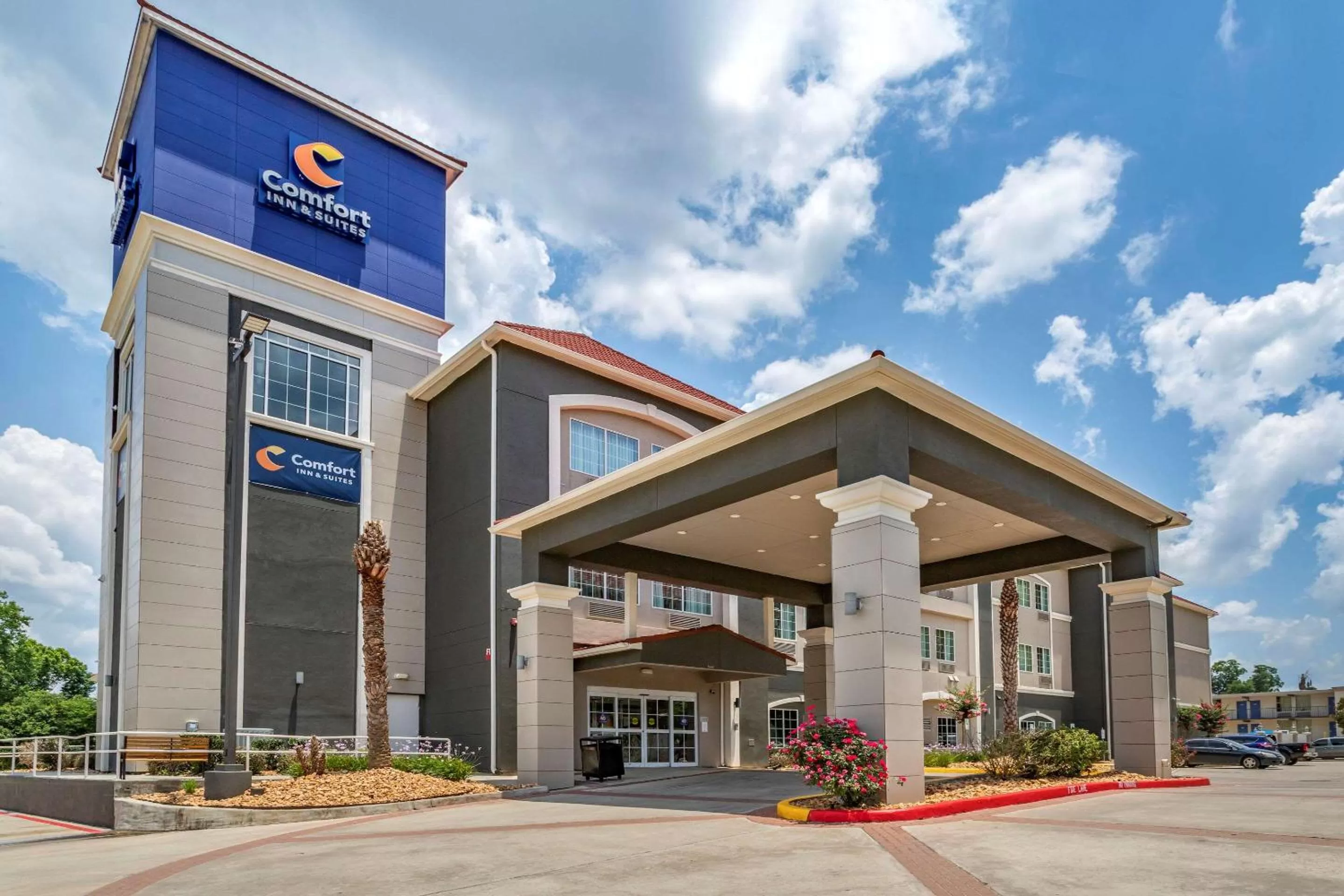 Property building in Comfort Inn & Suites Cleveland TX