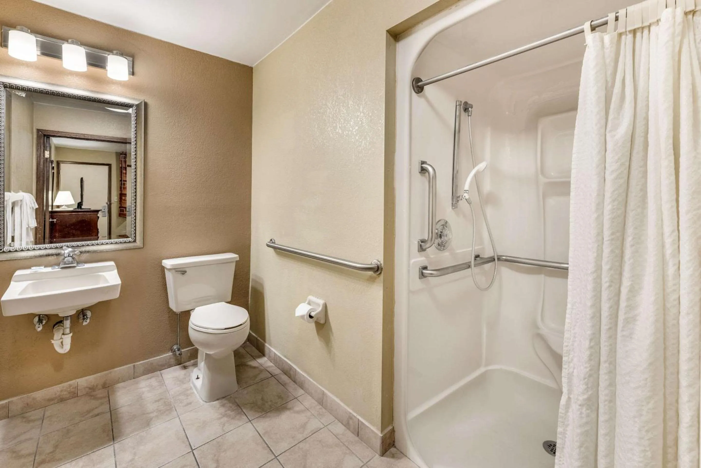 Bathroom in Rodeway Inn Columbus West