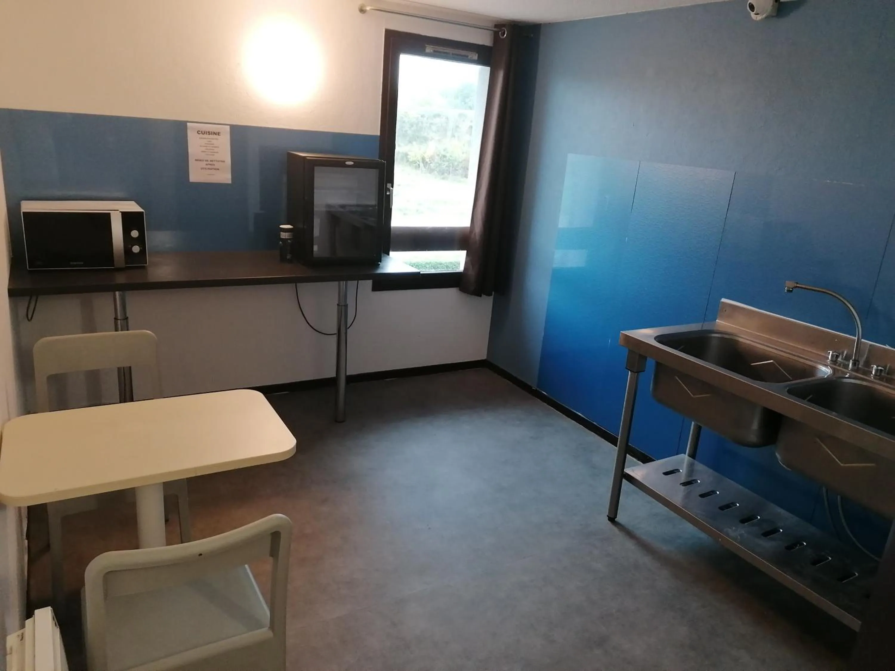 Communal kitchen in Enzo Hotels Vierzon by Kyriad Direct