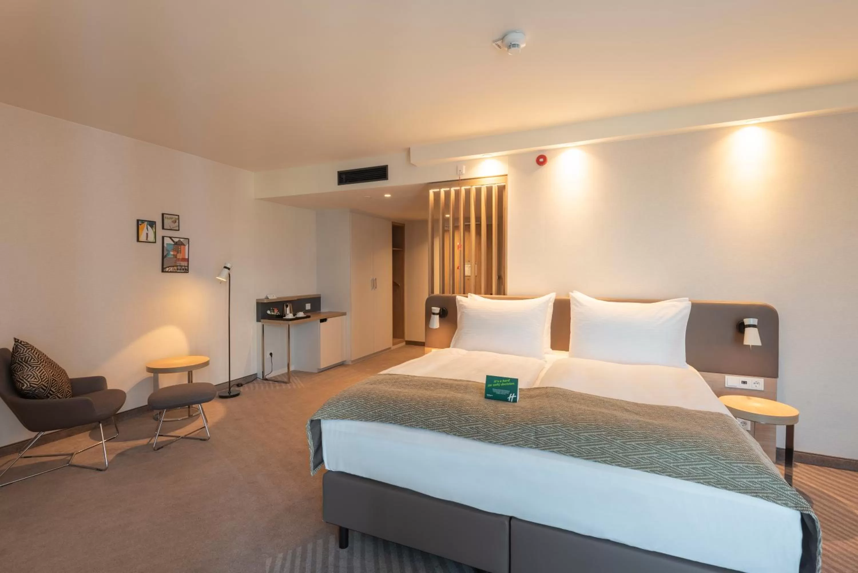 Photo of the whole room, Bed in Holiday Inn - Hamburg - Berliner Tor by IHG