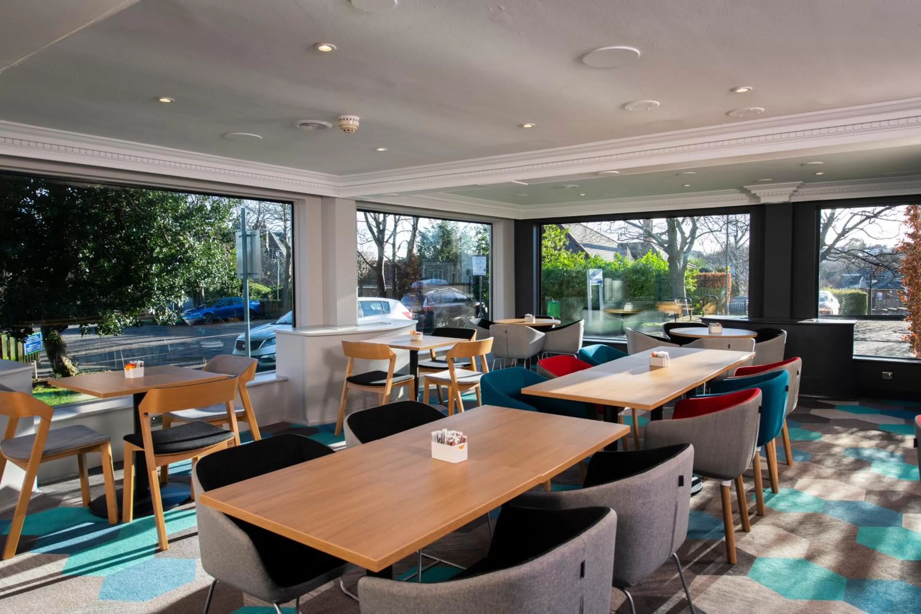 Lounge or bar in Holiday Inn Express Edinburgh City West by IHG