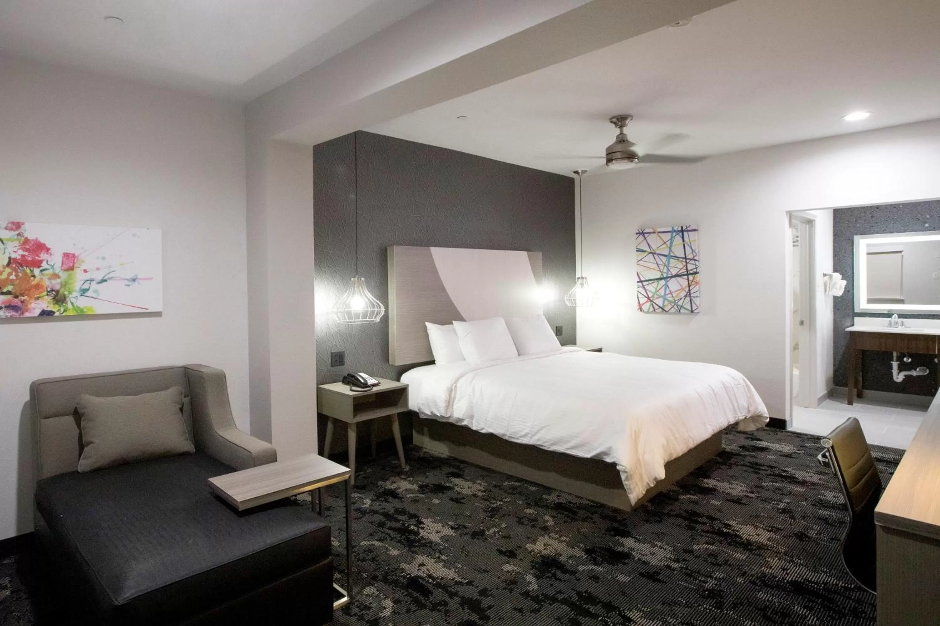 Seating area, Bed in House Hotel