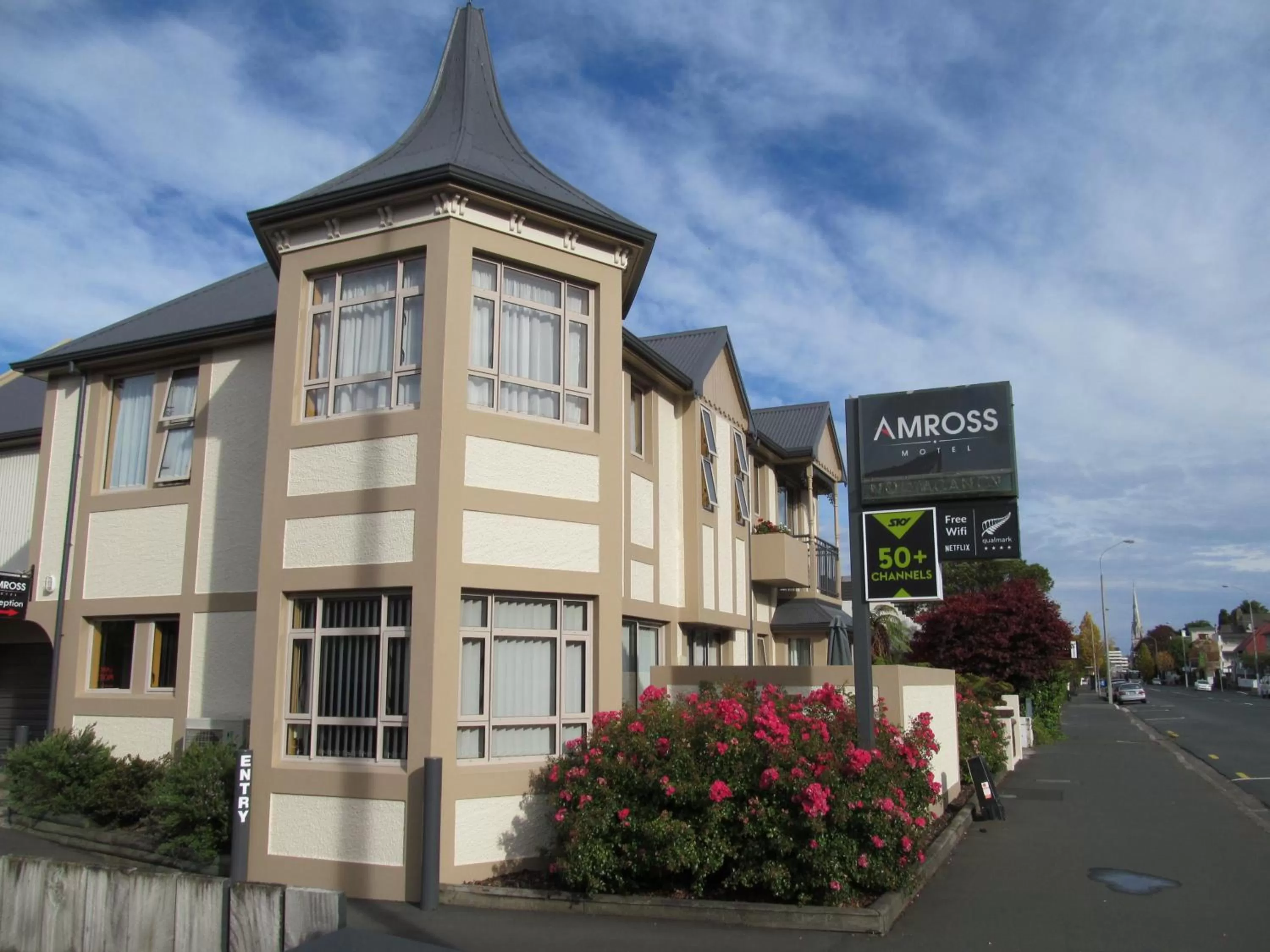Facade/entrance in Amross Motel