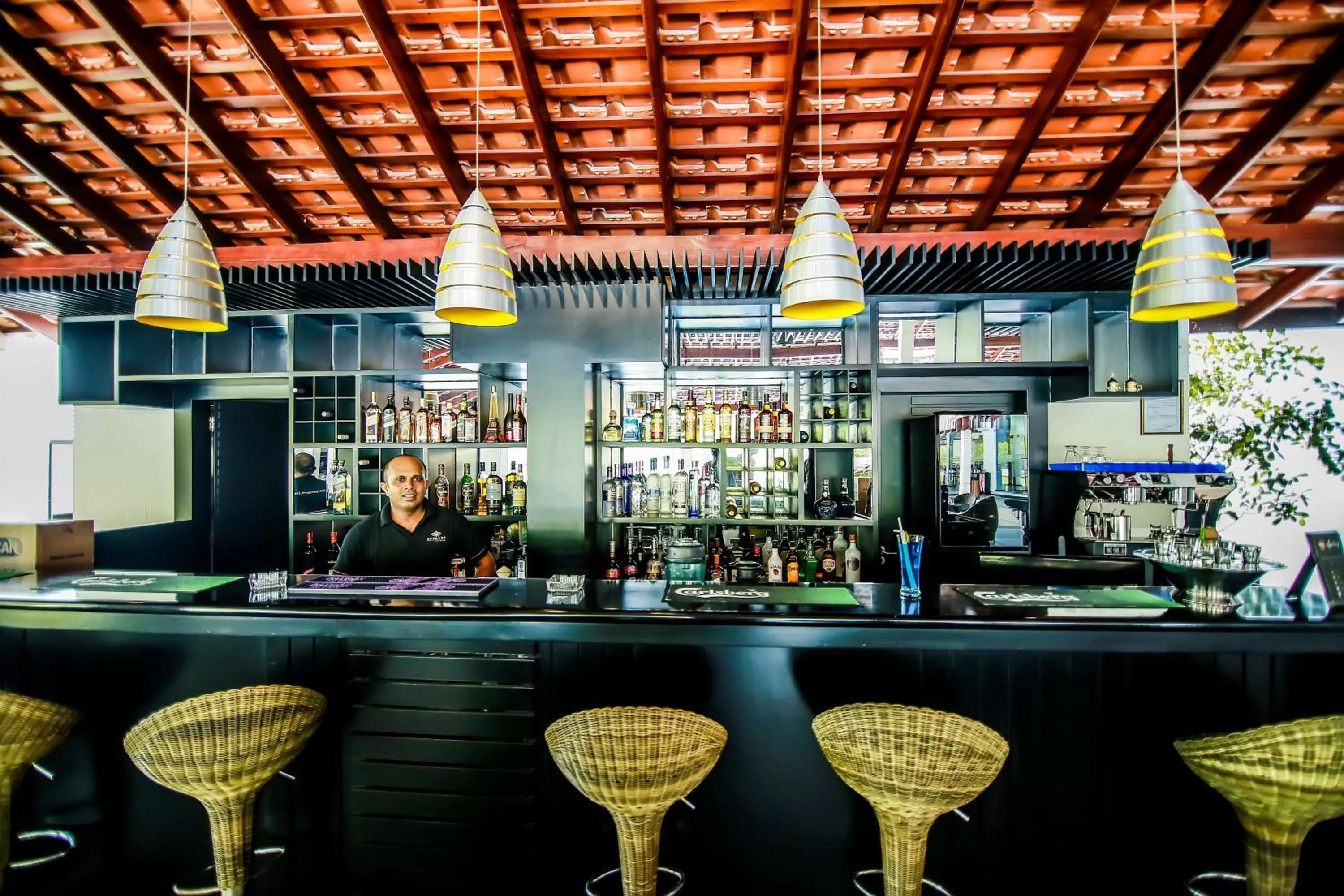 Lounge or bar in The Covanro Airport Hotel - Katunayake