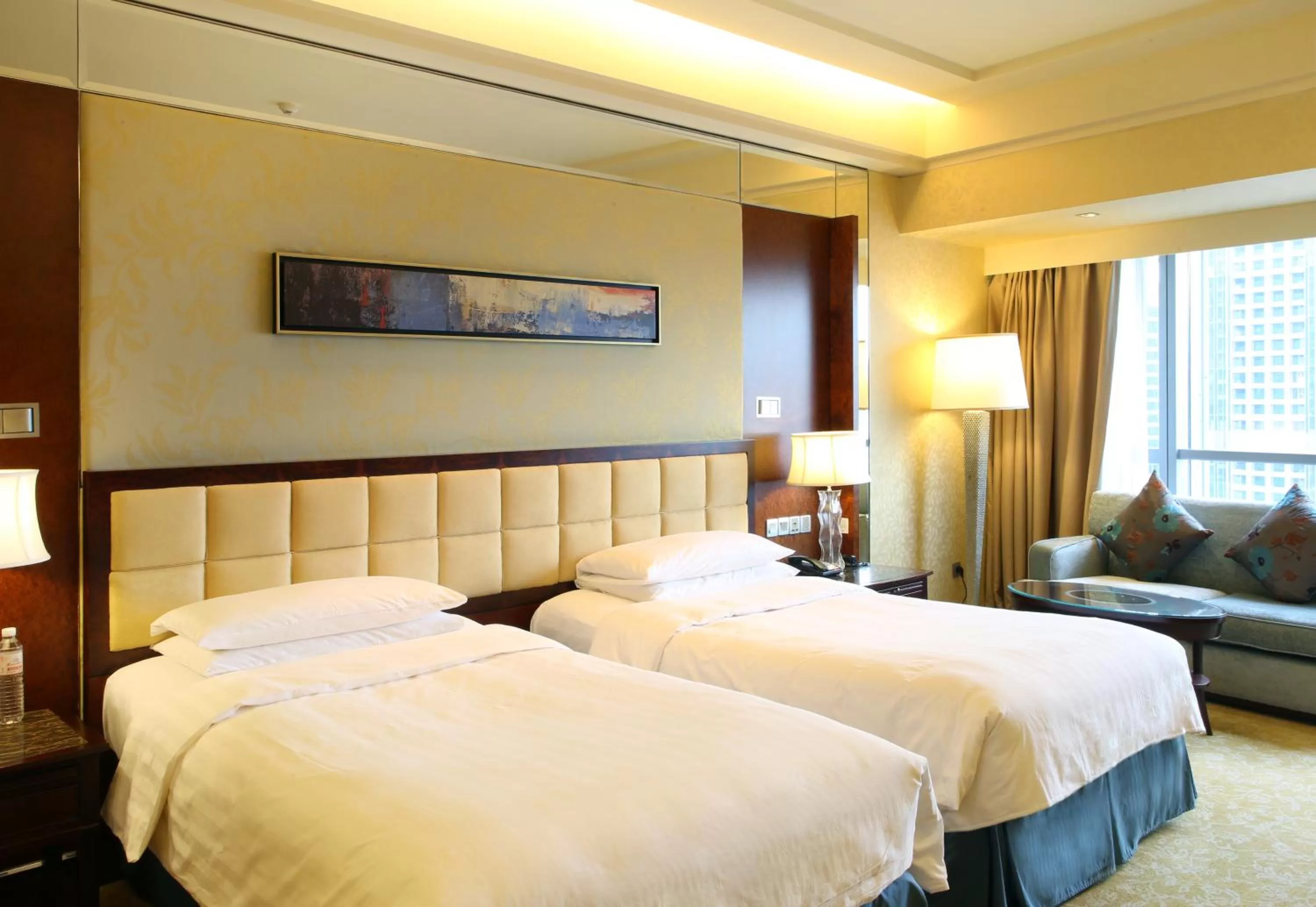 Photo of the whole room, Bed in Shangri-La Qingdao - May Fourth Square