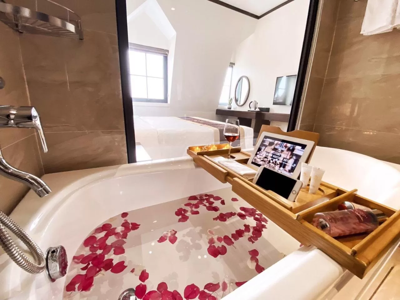 Bathroom, Bed in Elysinam Boutique Hotel Ha Long