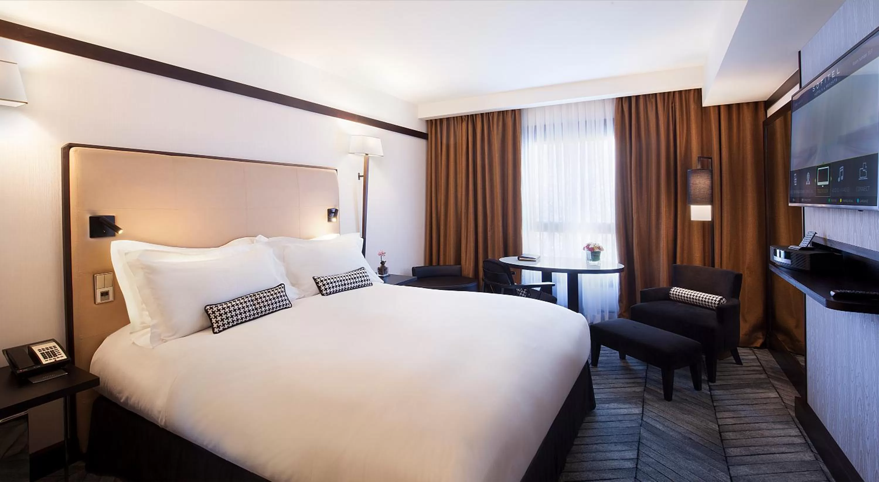 Photo of the whole room, Bed in Sofitel Lisbon Liberdade