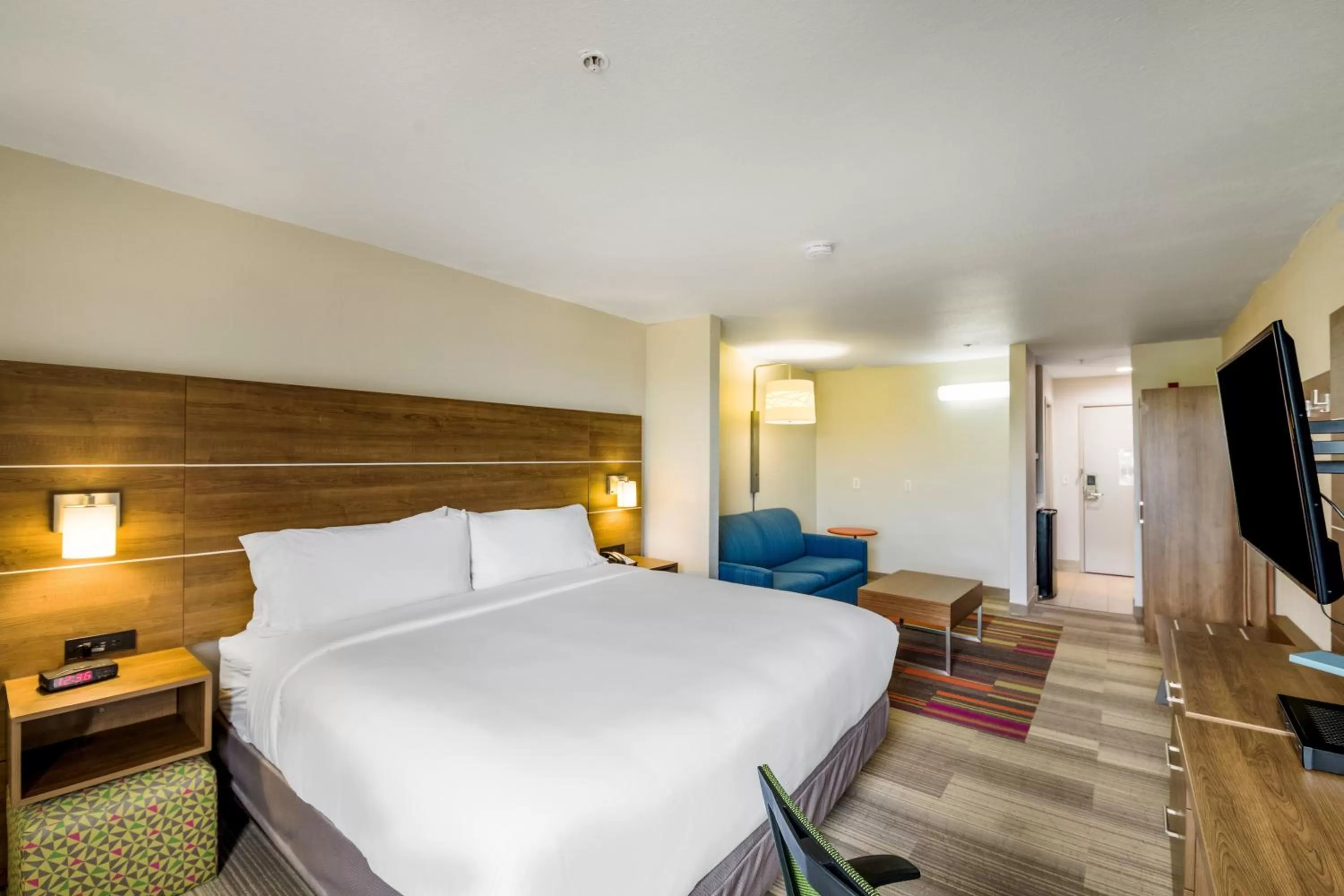 Photo of the whole room, Bed in Holiday Inn Express Hotel & Suites Columbus by IHG