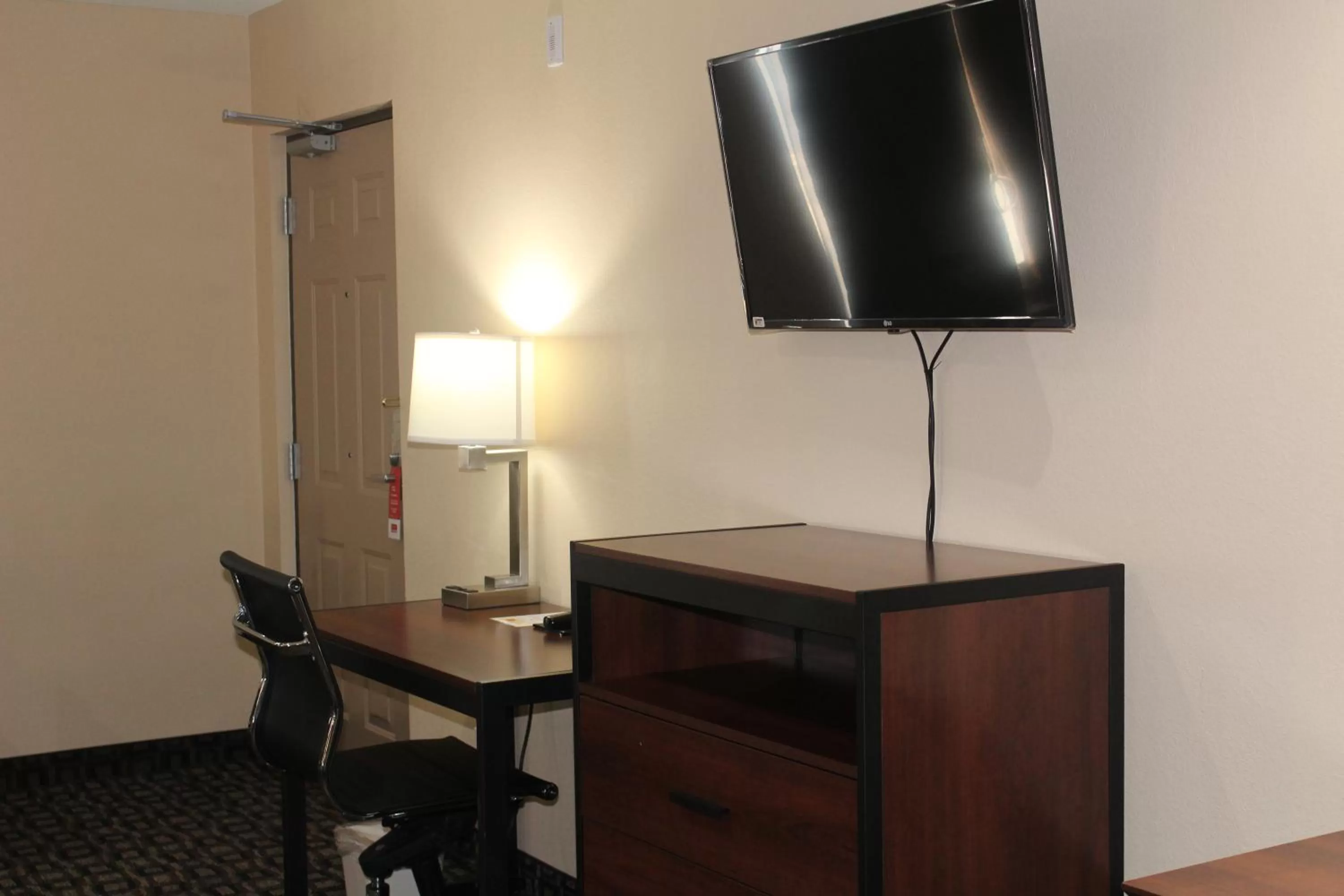 TV and multimedia in Americas Best Value Inn-Near NRG Park/Medical Center