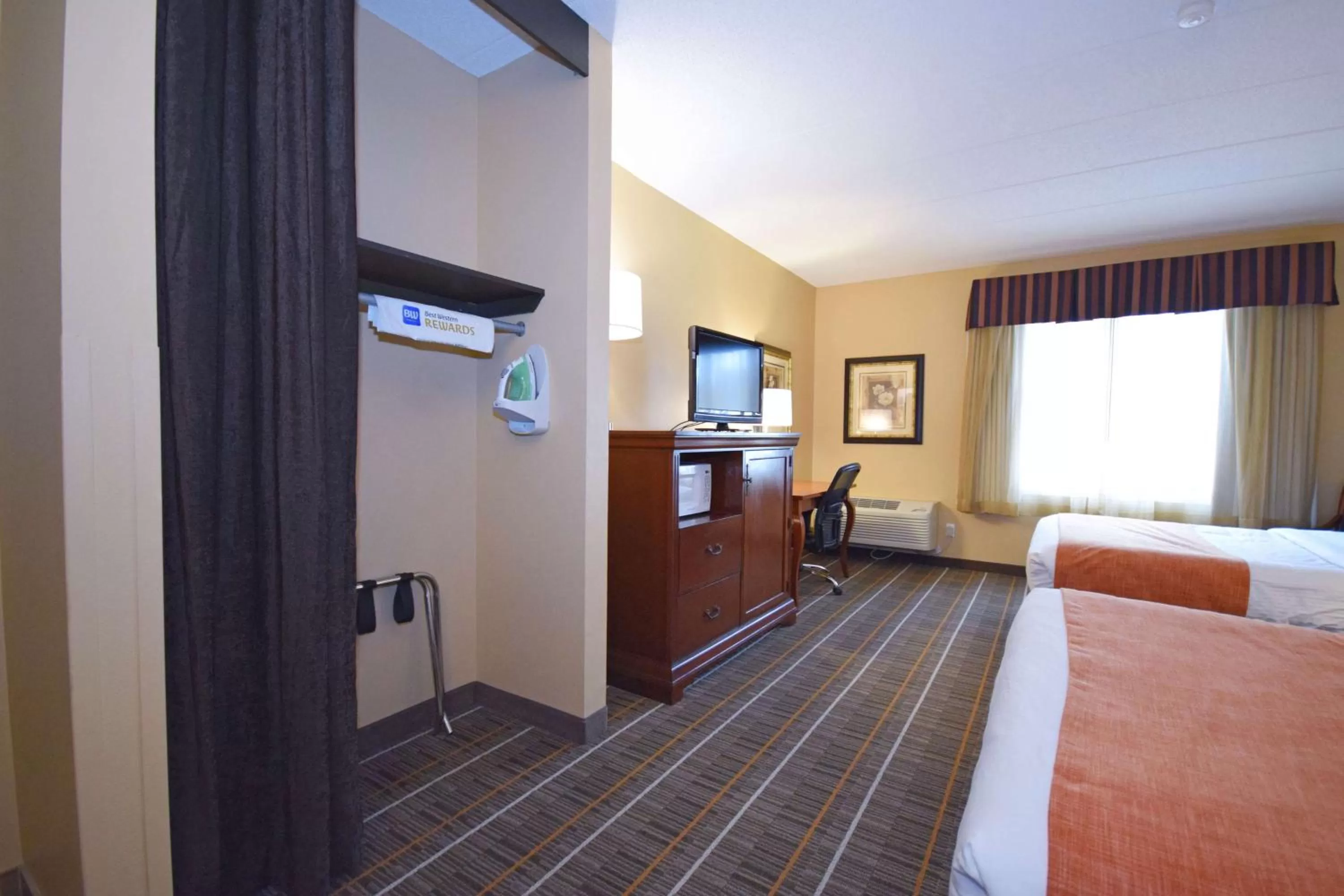 Photo of the whole room, Bed in Best Western Resort Hotel & Conference Center Portage