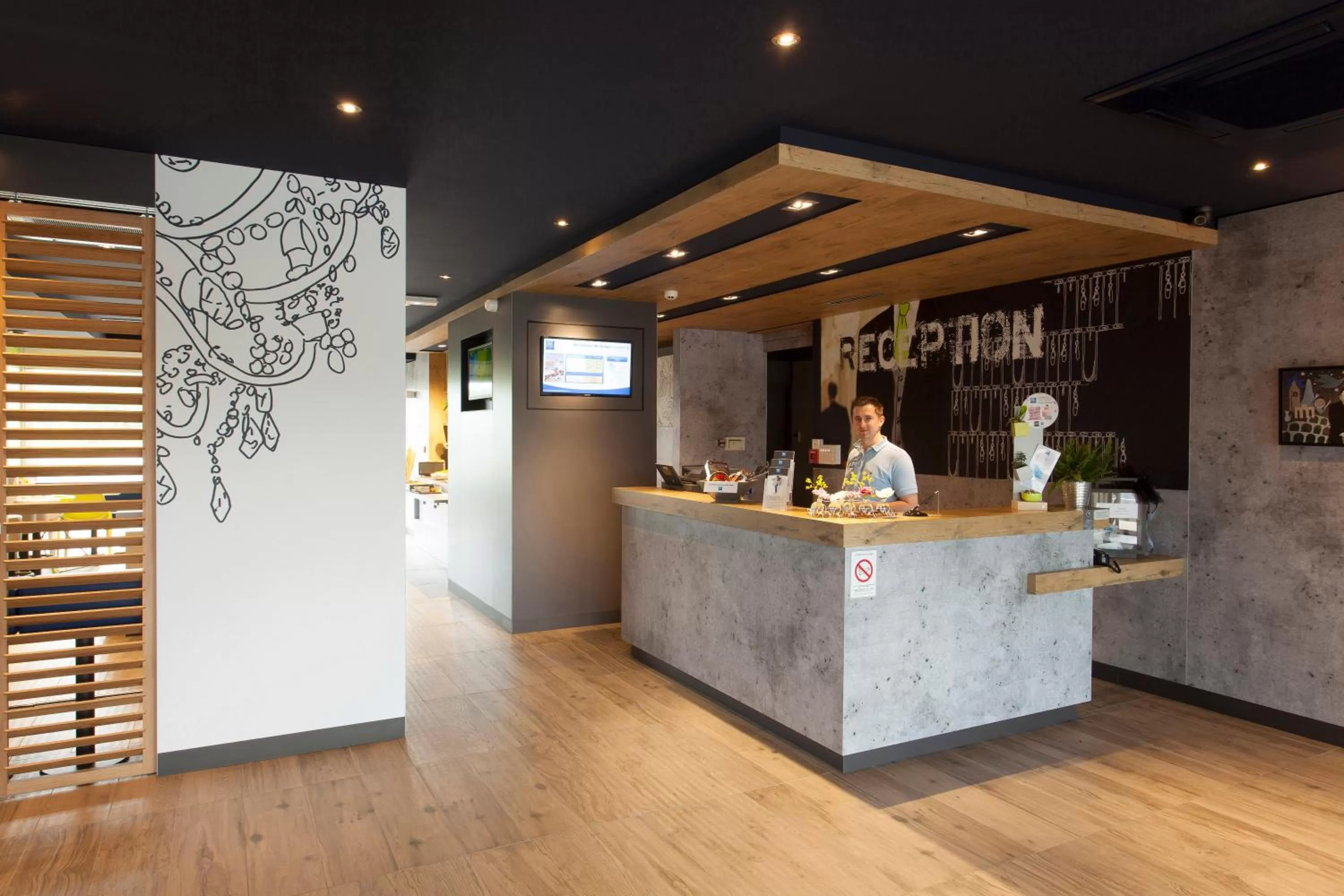 Lobby or reception in ibis budget Cherbourg - La Glacerie