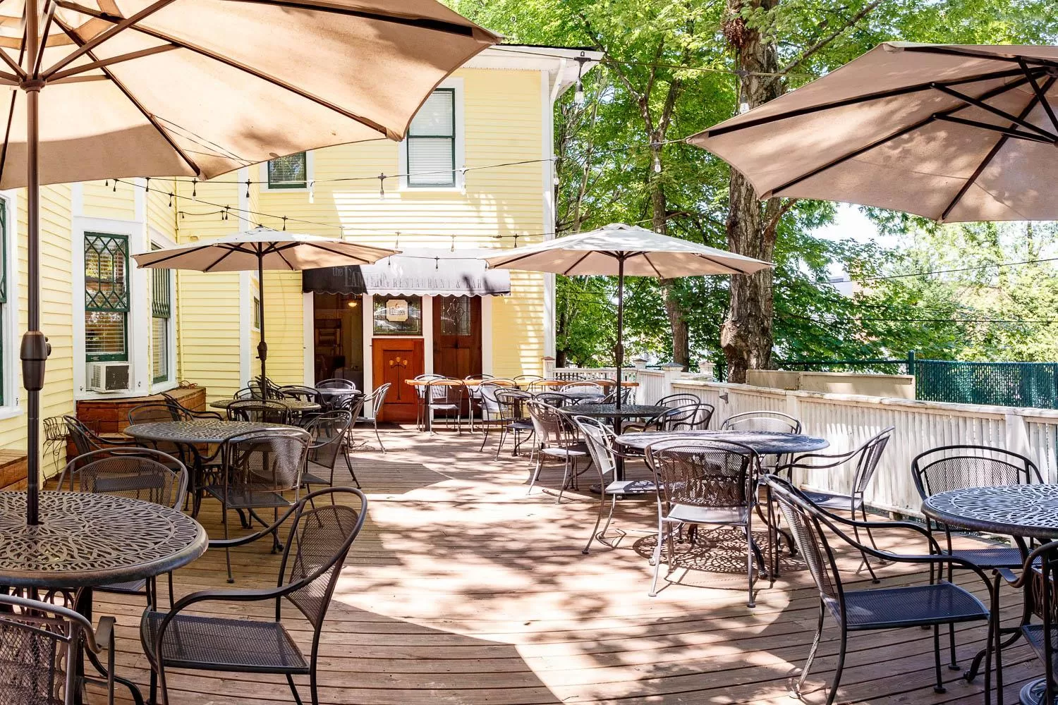 Restaurant/Places to Eat in The Charleston Inn