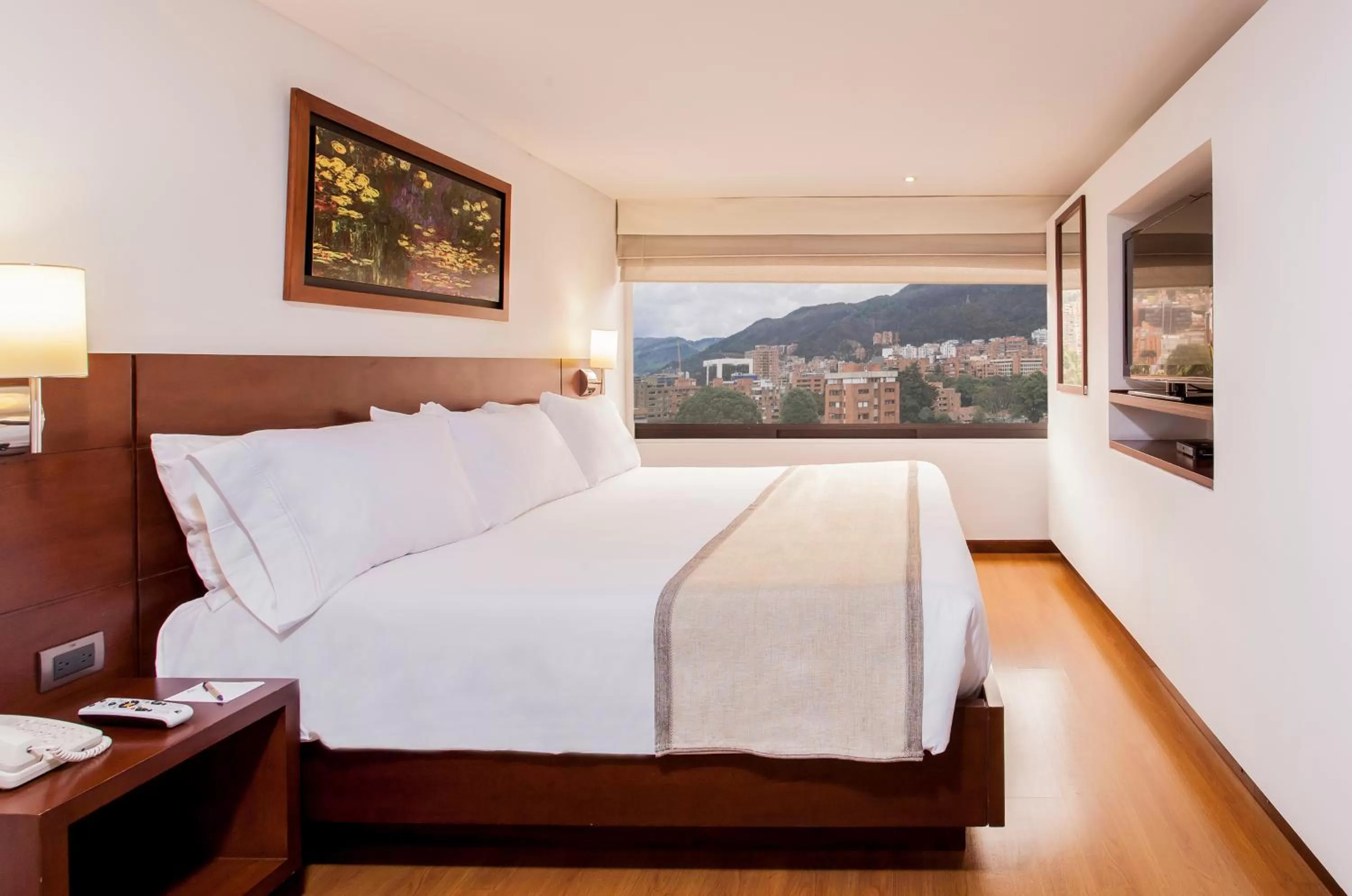 Mountain view, Bed in Radisson Bogota Metrotel