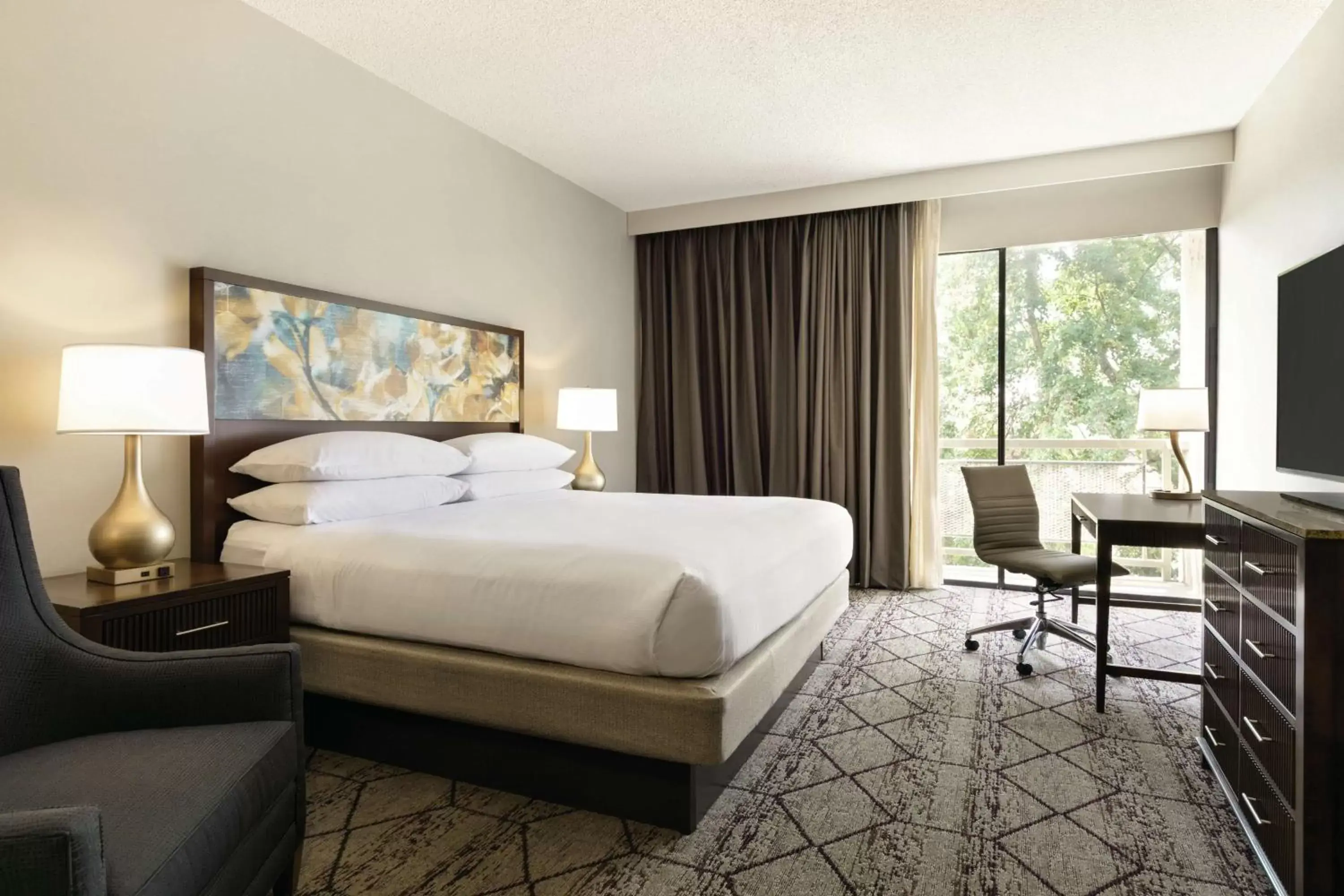 King Room with Accessible Tub - Mobility and Hearing Access/Non-Smoking in DoubleTree by Hilton Atlanta Northeast/Northlake King Room with Accessible Tub - Mobility and Hearing Access/Non-Smoking in DoubleTree by Hilton Atlanta Northeast/Northlake