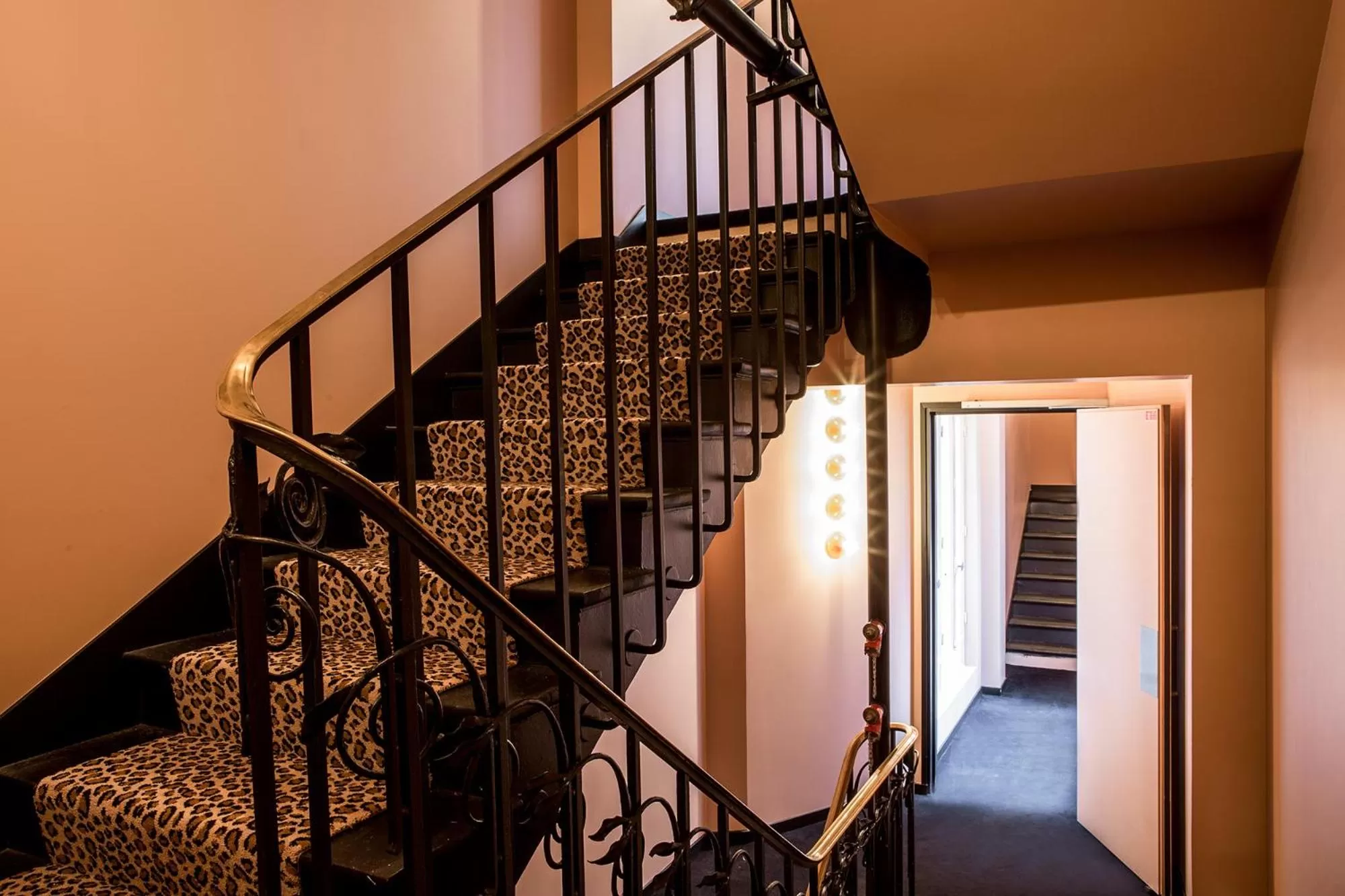 Area and facilities in Hôtel du Rond-point des Champs-Élysées - Esprit de France