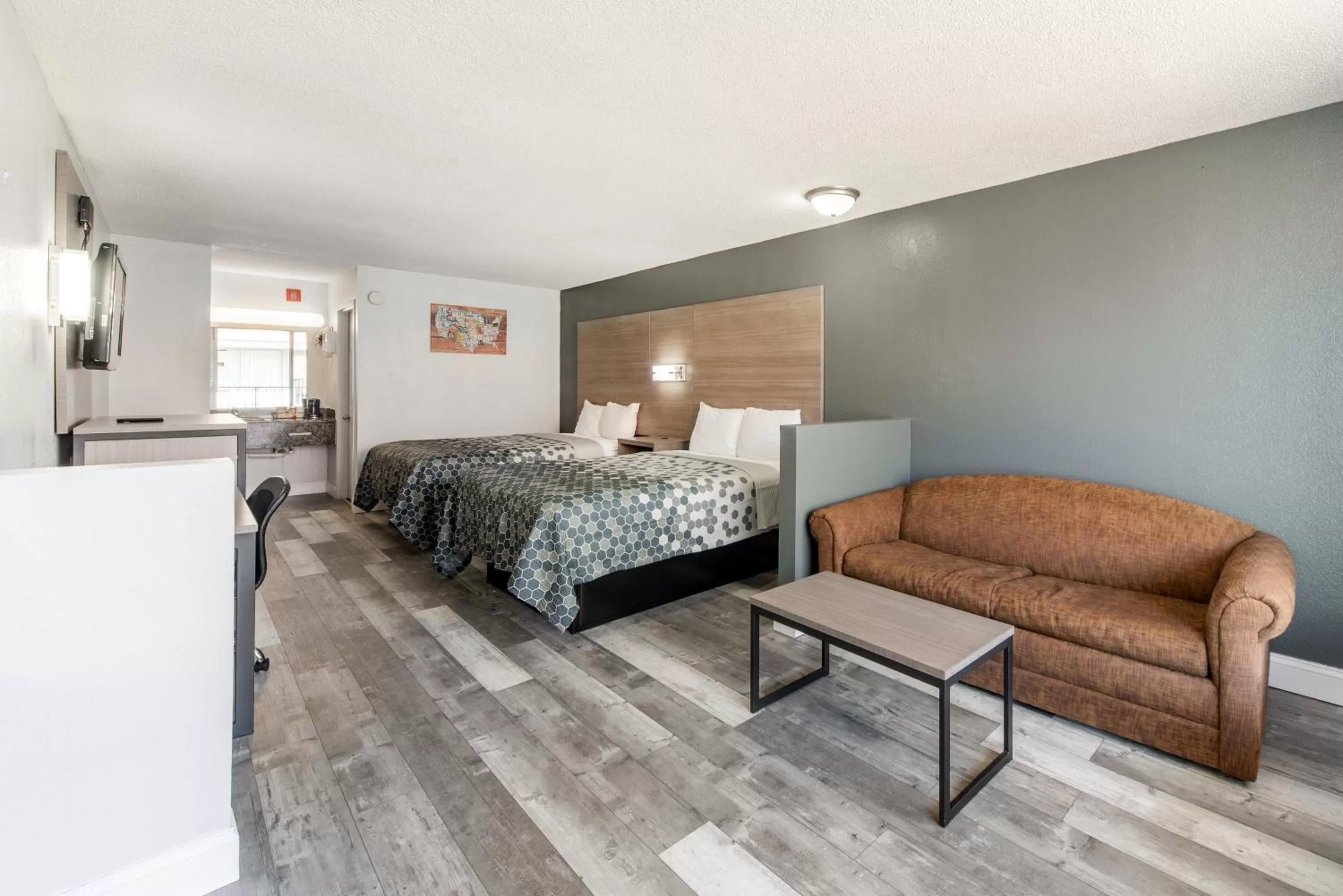 Seating area, Bed in Econo Lodge Inn & Suites Near Bricktown