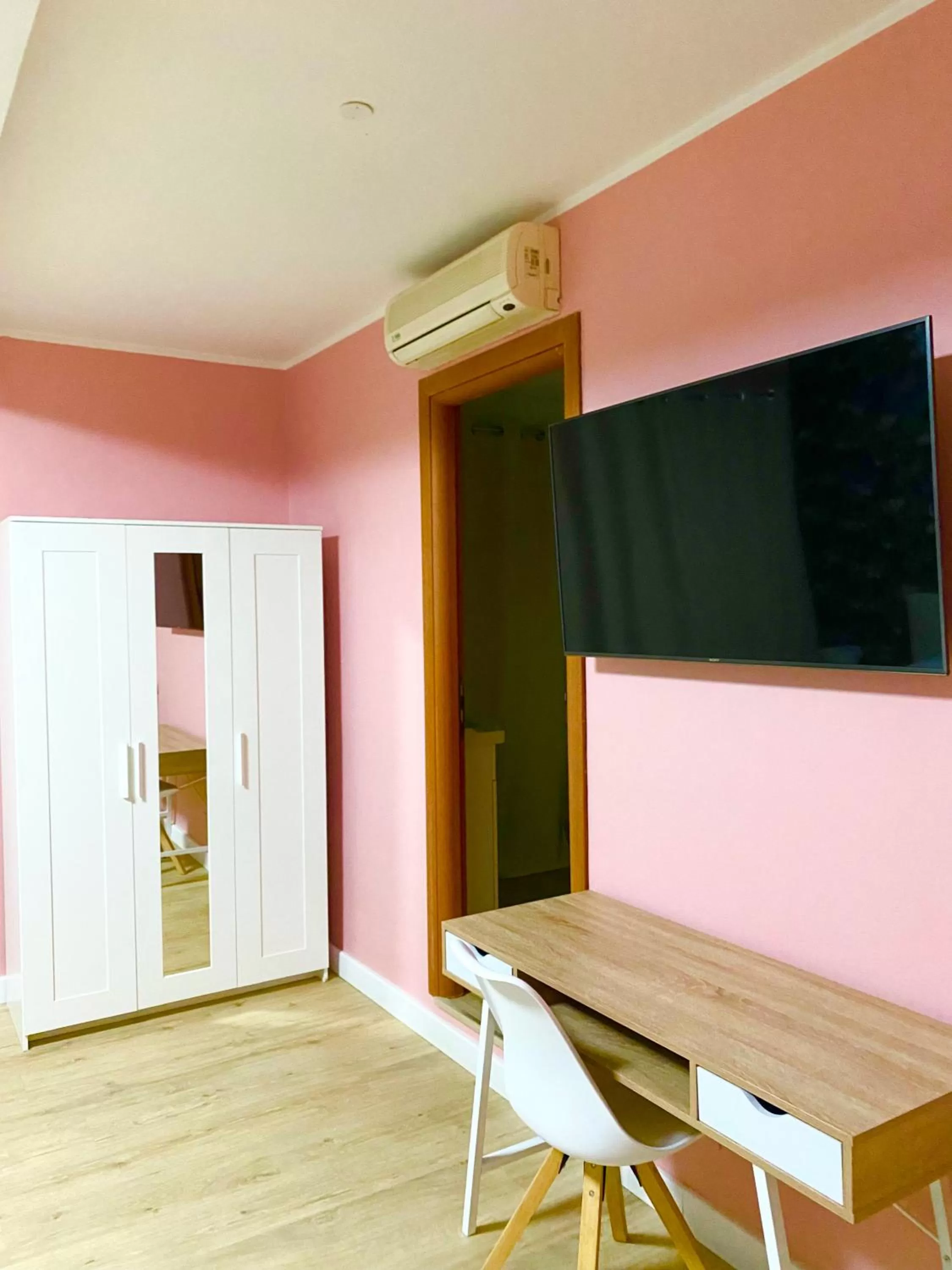 TV/Entertainment Center in Casa flowers 2