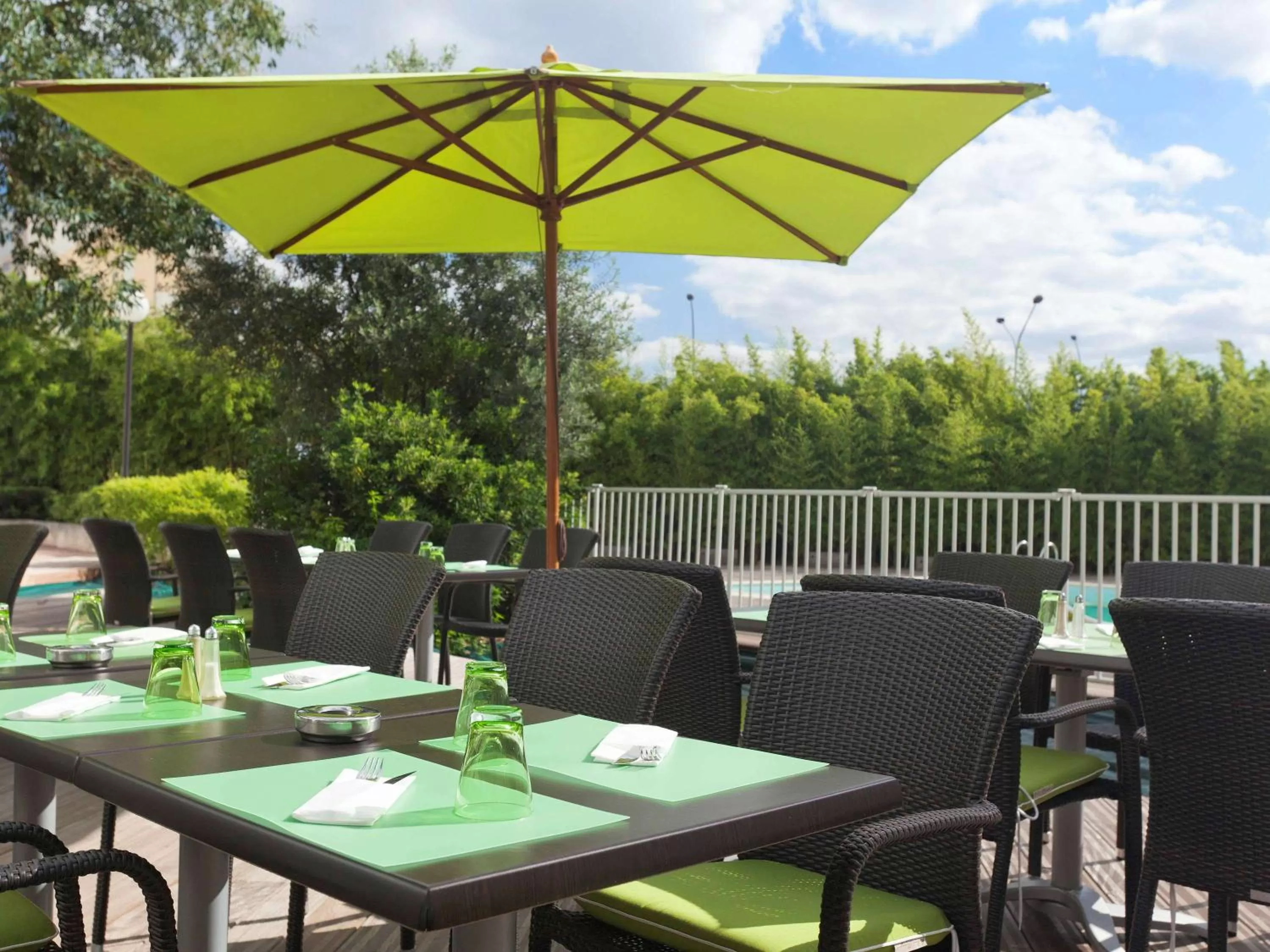 Lounge or bar in Novotel Paris Orly Rungis Aéroport