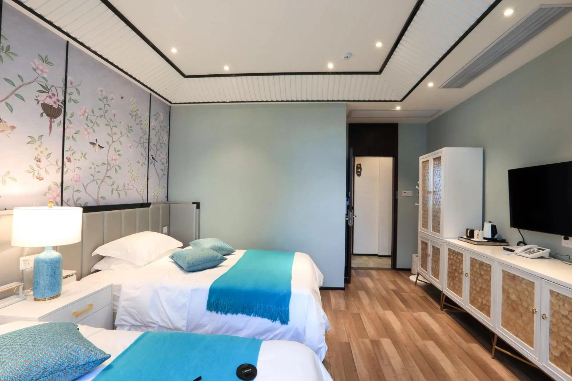 Photo of the whole room, Bed in Li River Resort Villa Hotel