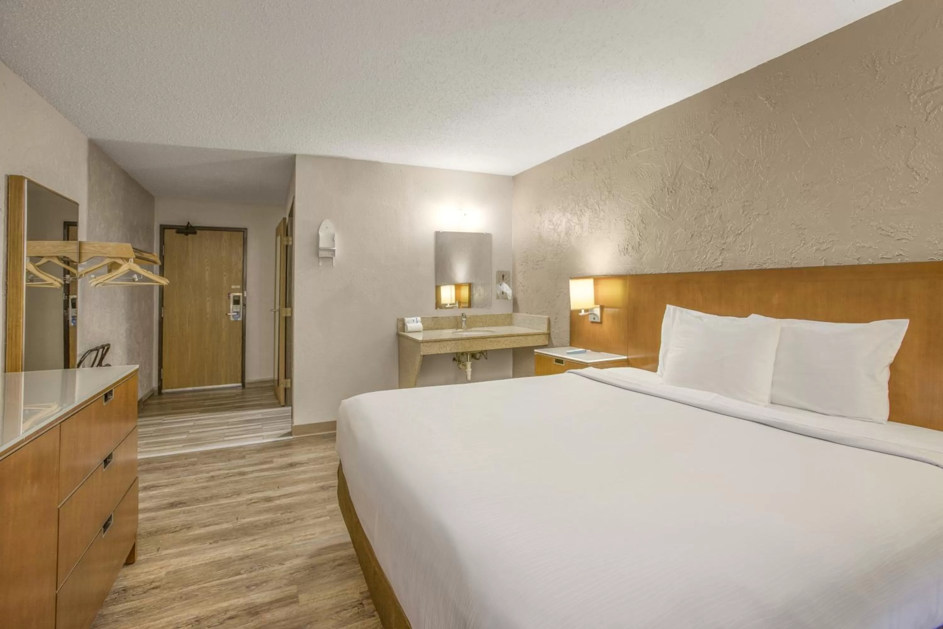 Photo of the whole room, Bed in Rodeway Inn & Suites Grand Rapids Southeast
