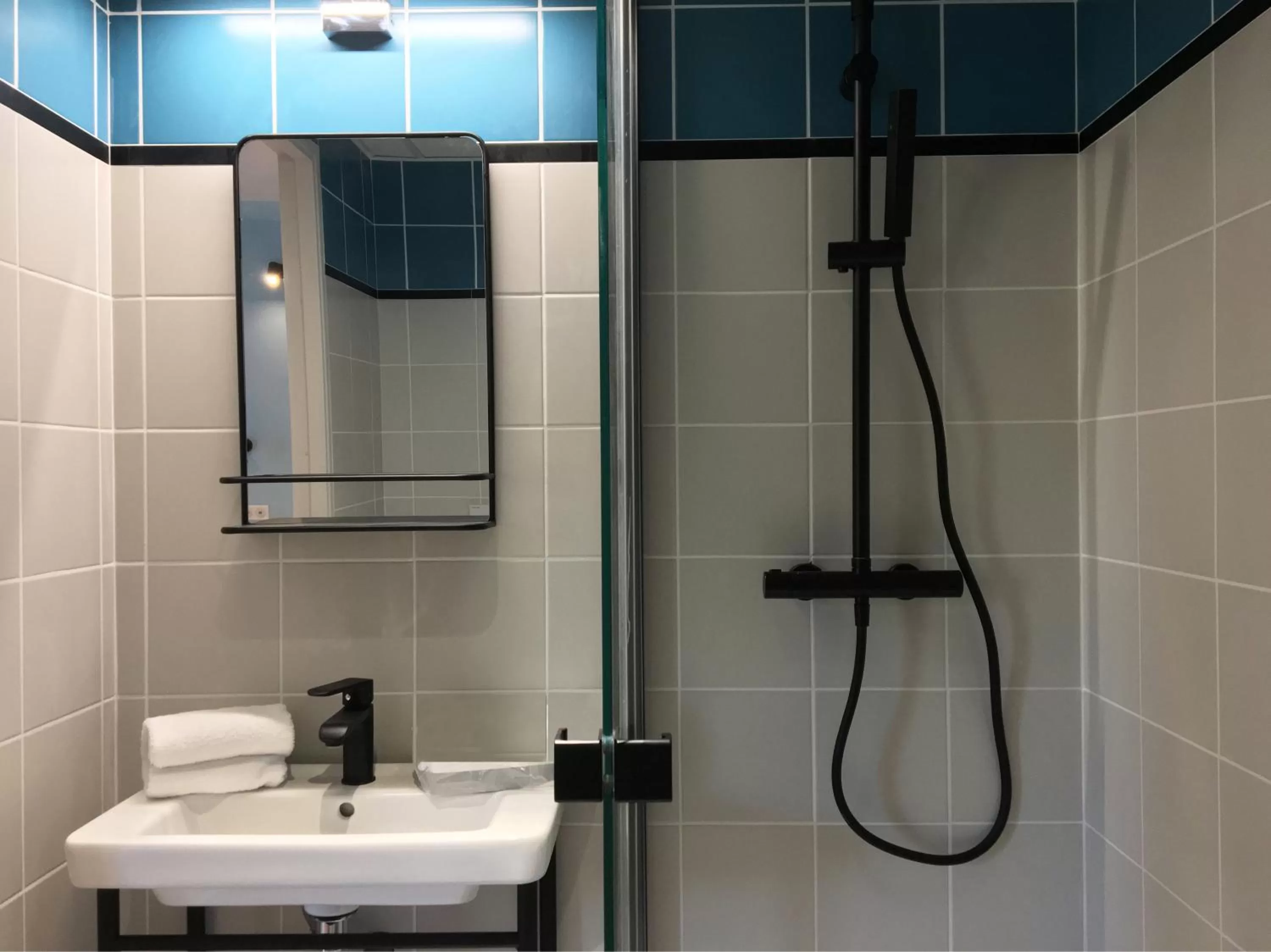 Shower in Hotel Cantosorgue