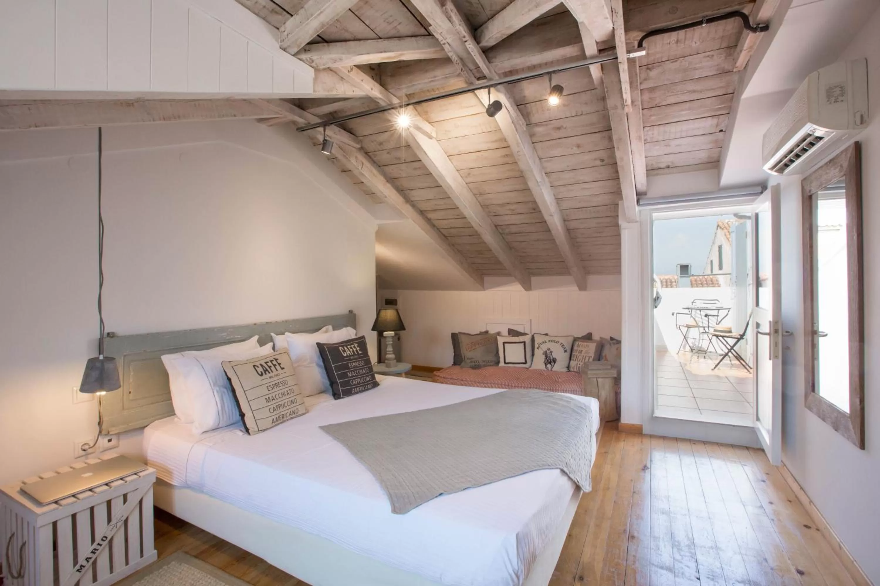 Photo of the whole room, Bed in Amymone and Adiandi