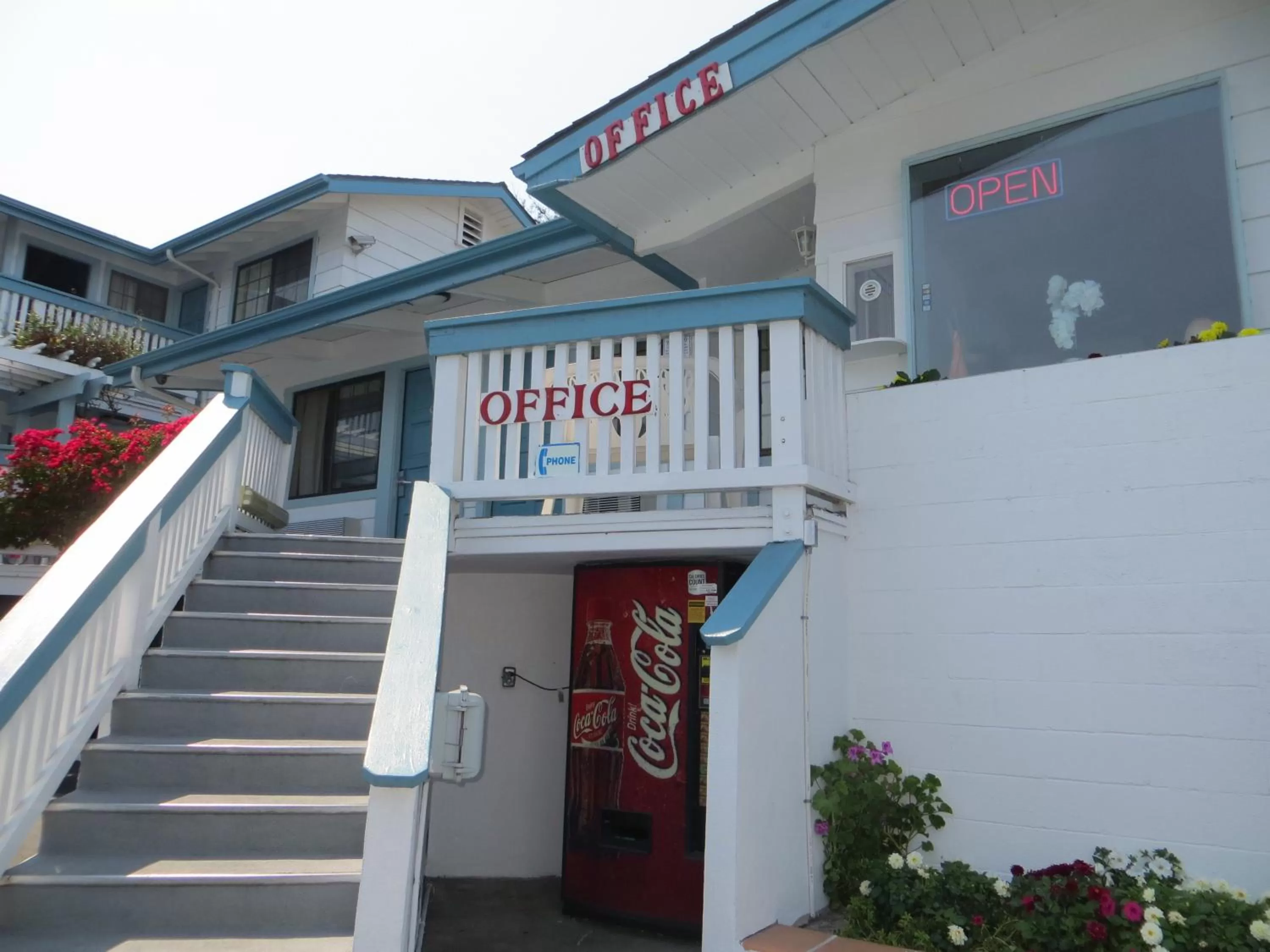 Facade/entrance in Arbor Inn Monterey