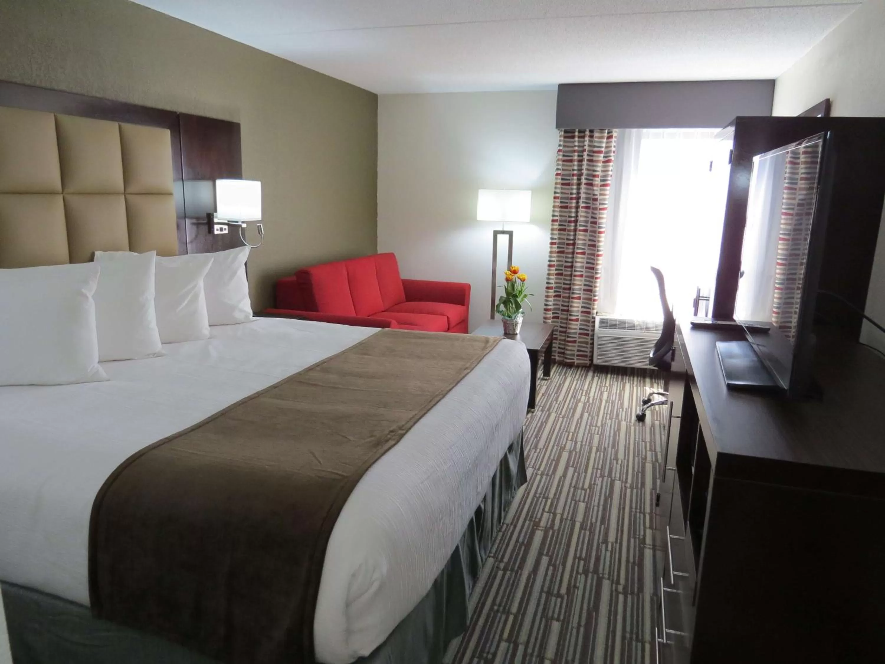 King Room with Bath Tub - Disability Access in Best Western Plus East Syracuse