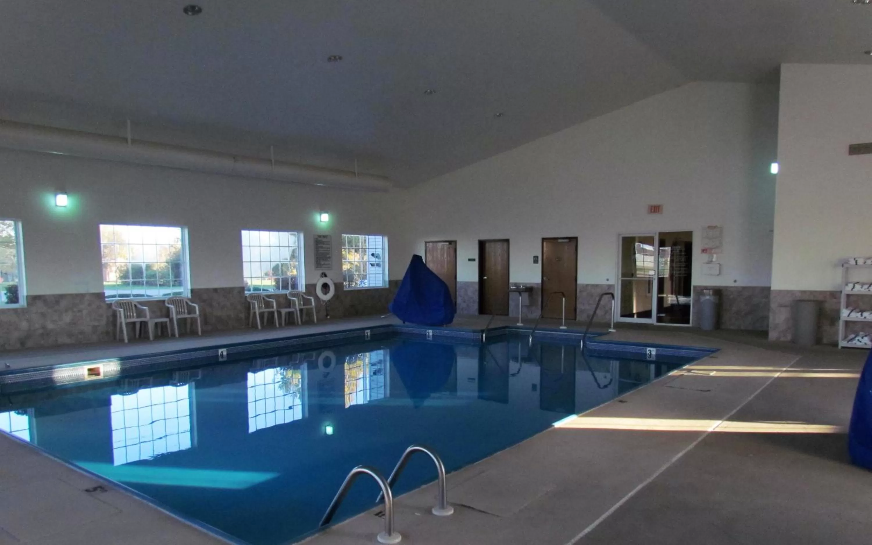 Hot Tub in Oak Hill Inn & Suites