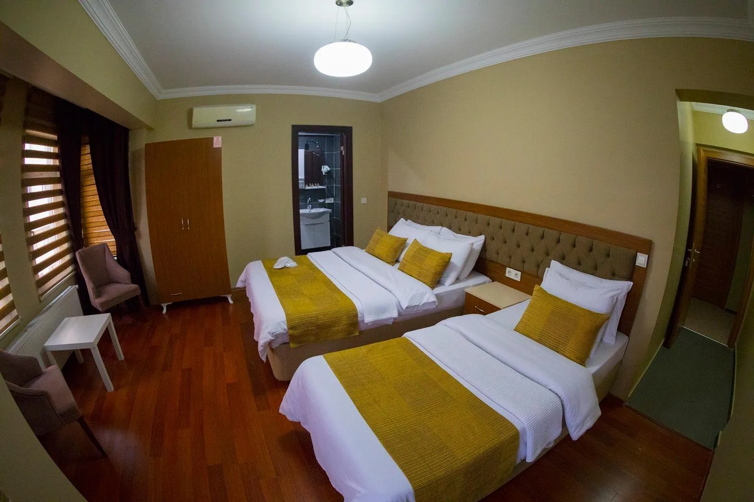 Photo of the whole room, Bed in Ramparts Hotel