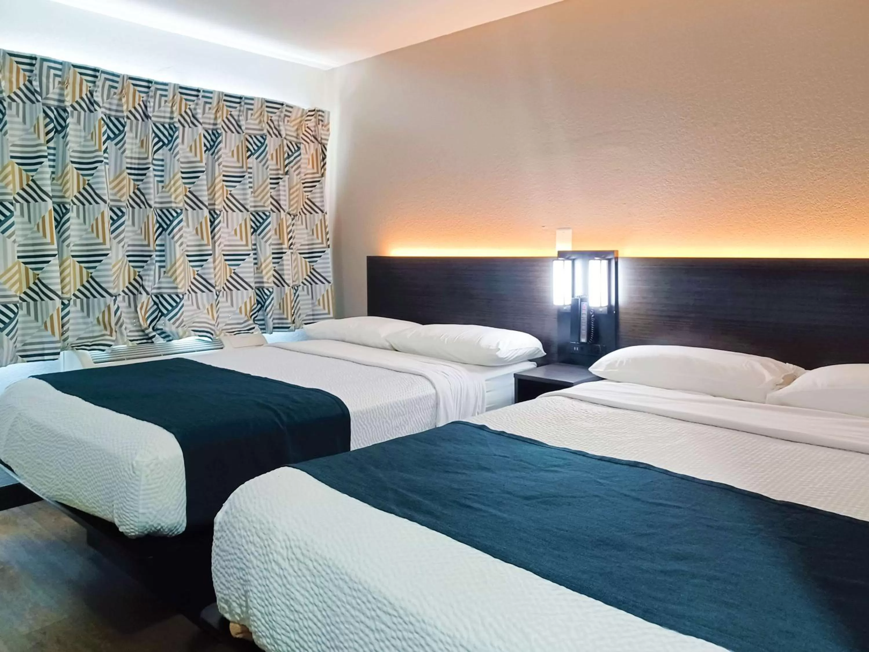 Bedroom, Bed in Motel 6-Fresno, CA - Blackstone North