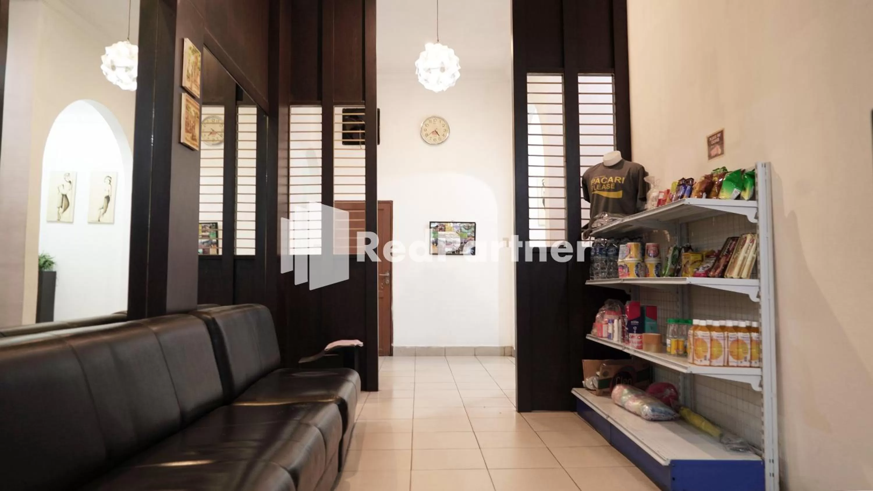 Seating area in Wisma Sederhana Medan Mitra RedDoorz