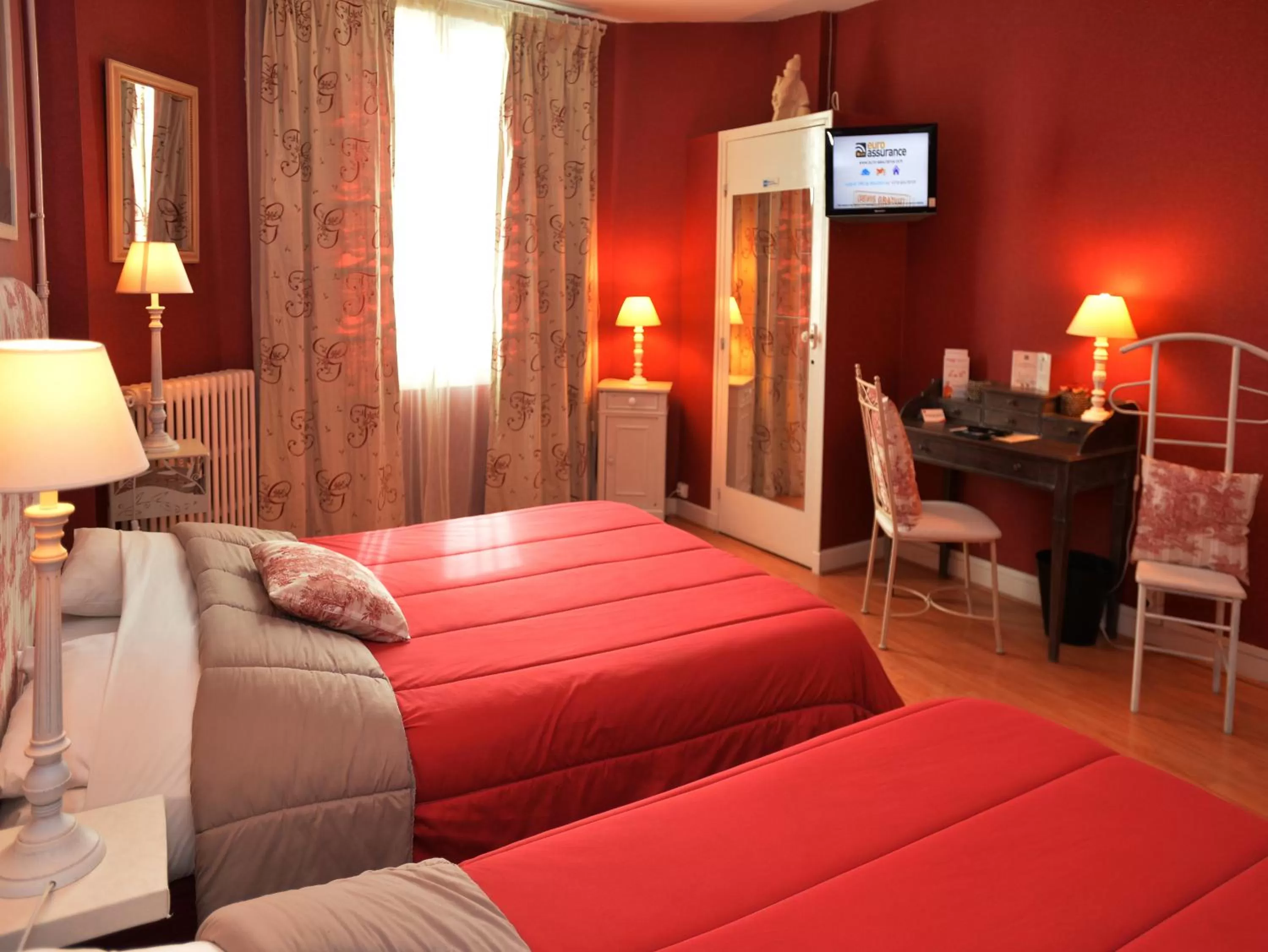 Photo of the whole room, Bed in Hôtel La Croix Blanche