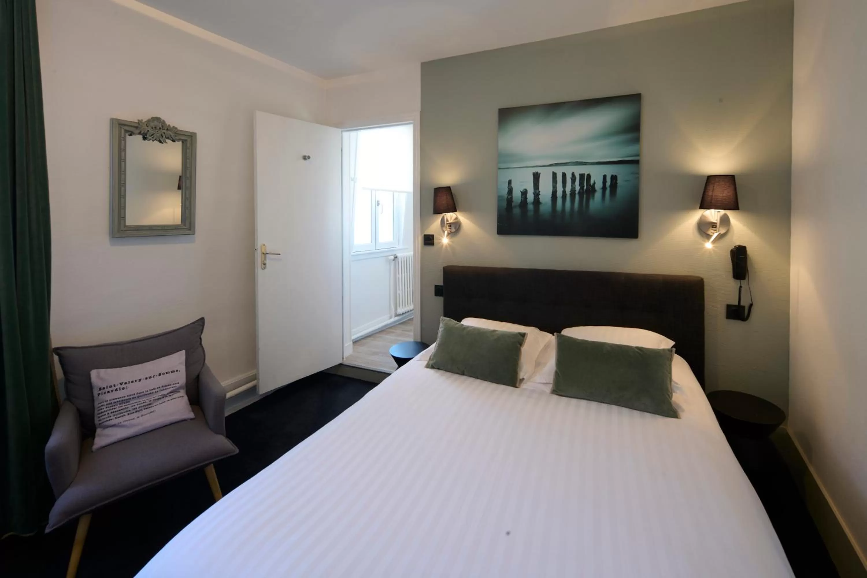 Bedroom, Bed in The Originals Boutique, Hôtel La Colonne de Bronze, Saint-Valéry-sur-Somme