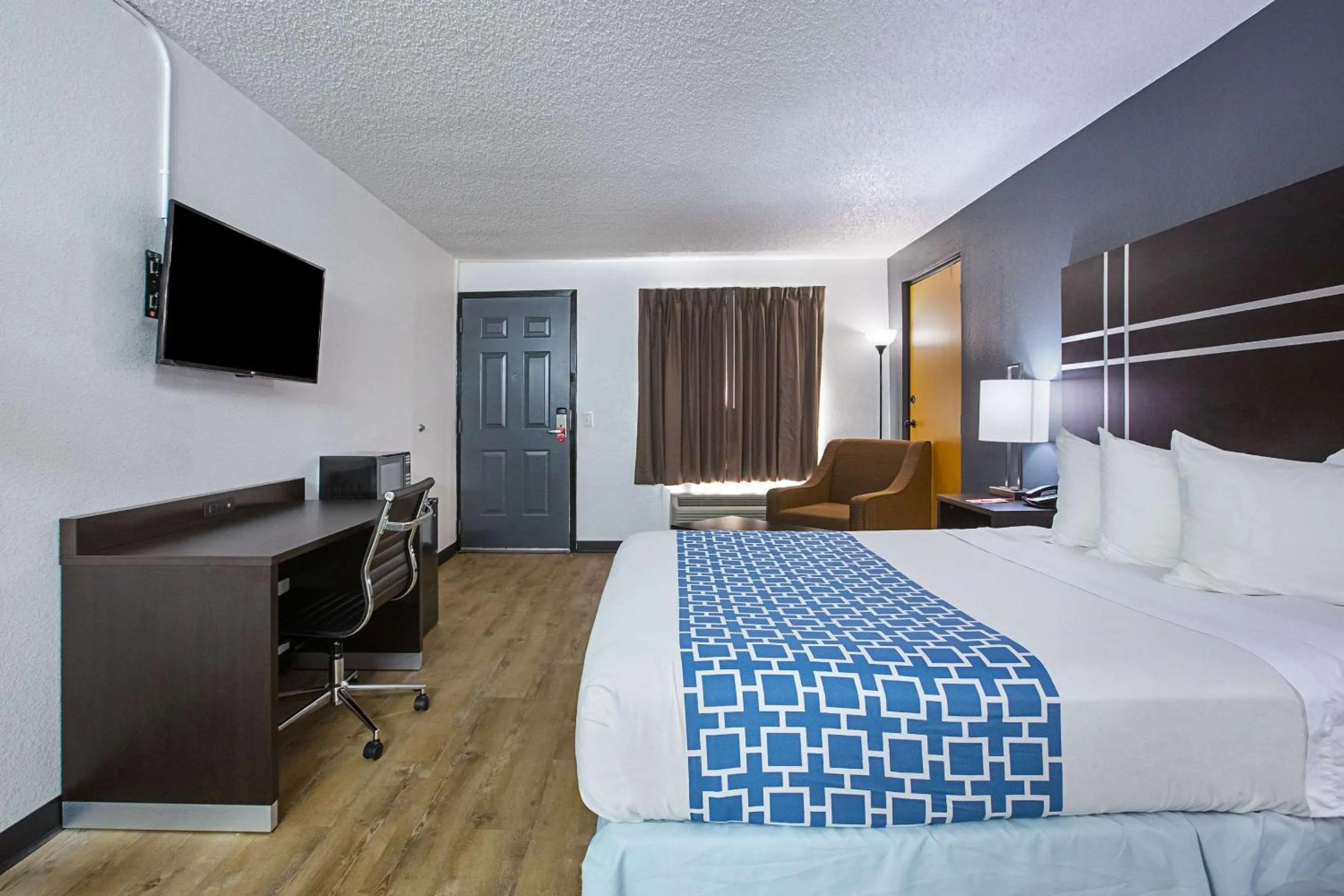 Photo of the whole room, Bed in Econo Lodge