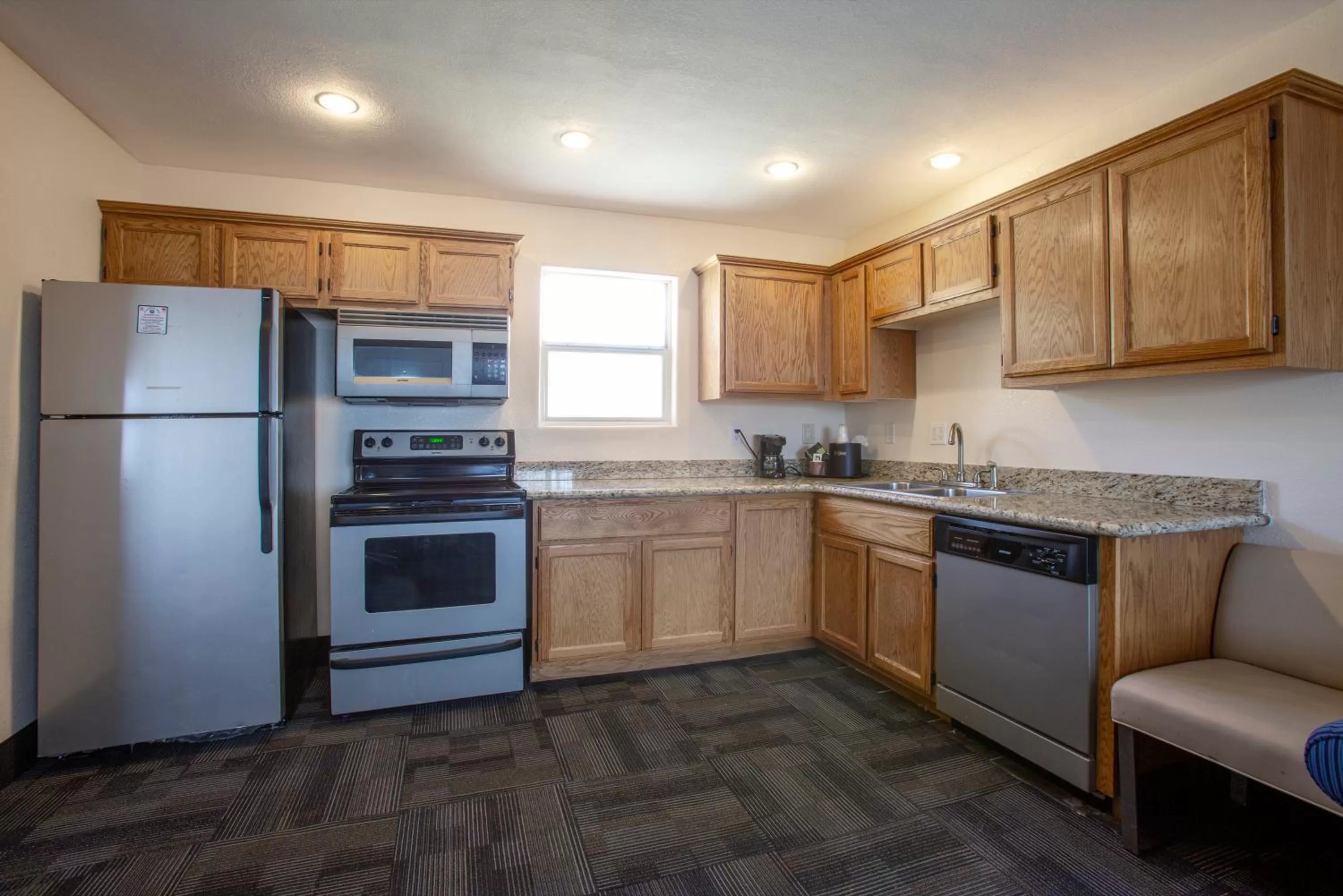 Kitchen or kitchenette in Hotel Aspen Flagstaff/ Grand Canyon InnSuites