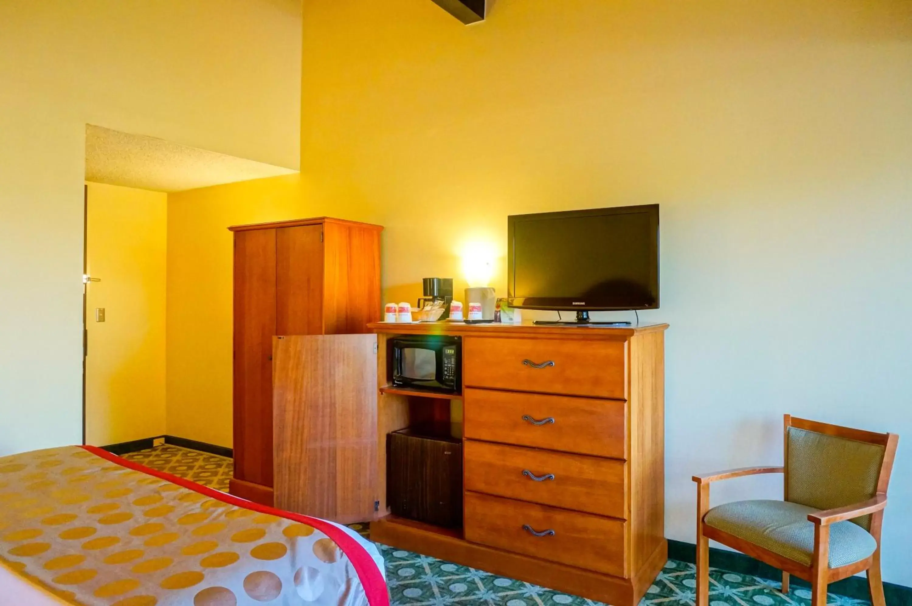 One King Bed Room - Non Smoking in Ramada by Wyndham Santa Barbara One King Bed Room - Non Smoking in Ramada by Wyndham Santa Barbara