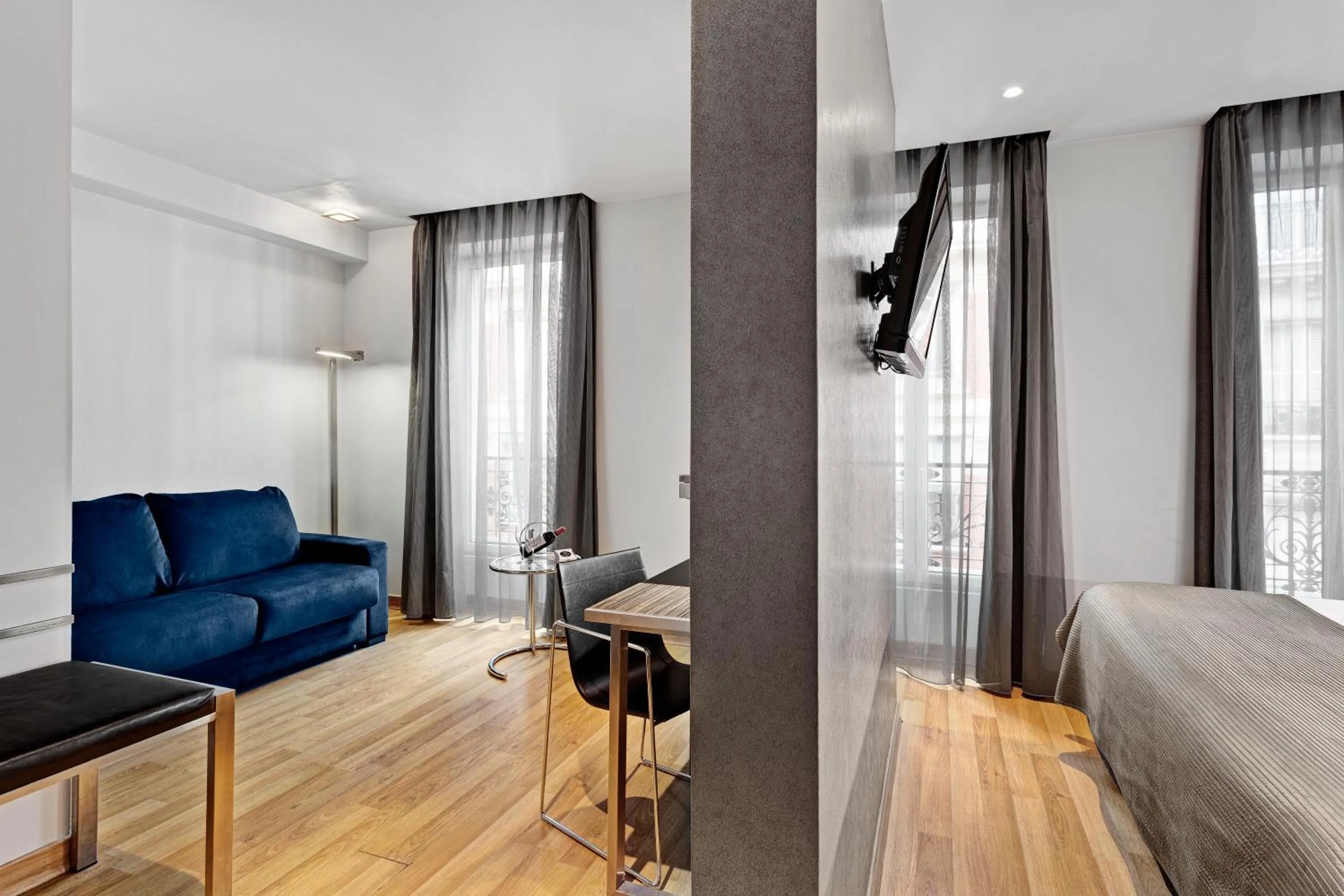 Photo of the whole room, Bed in Exe Panorama