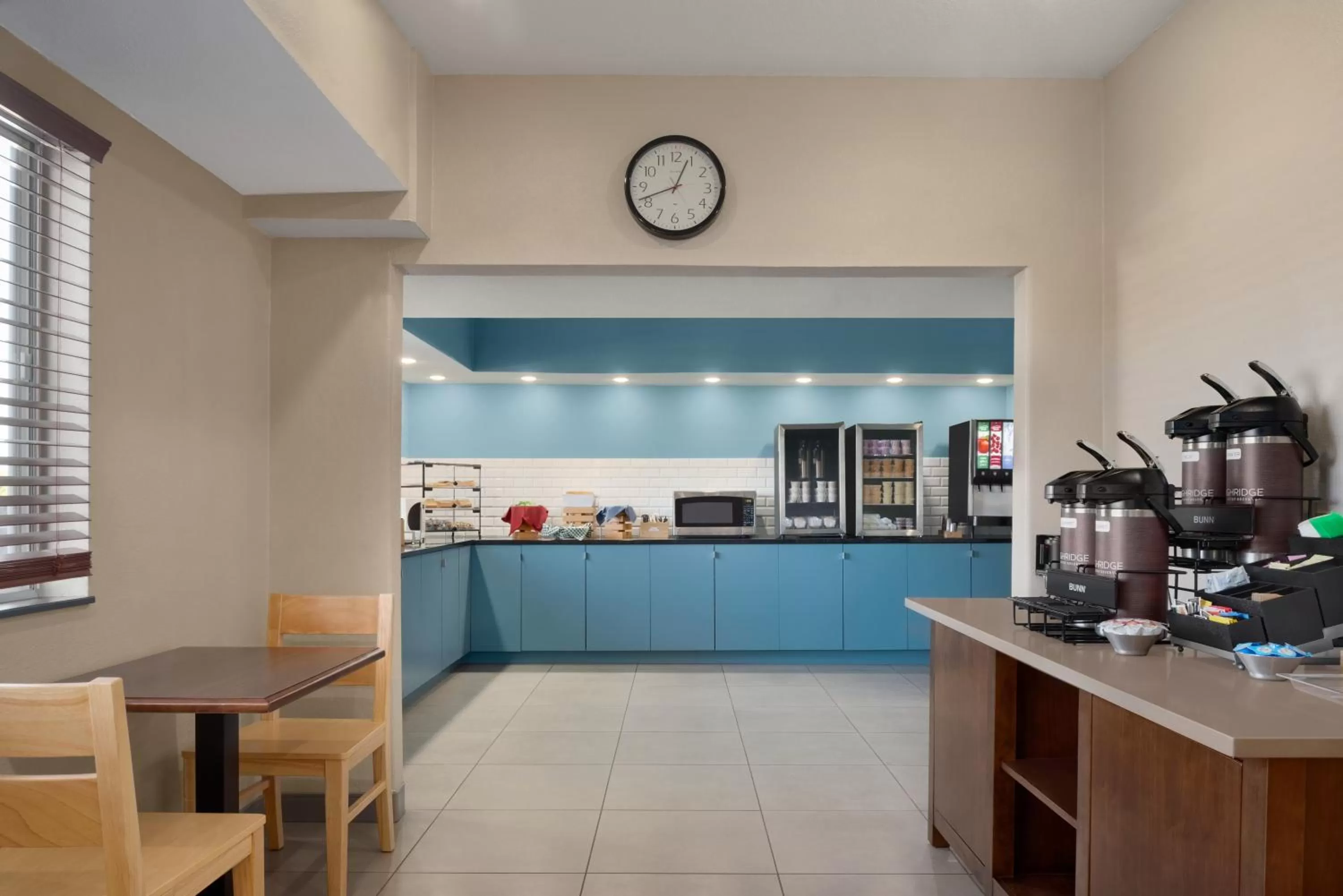 Buffet breakfast in Country Inn & Suites by Radisson, Brookings