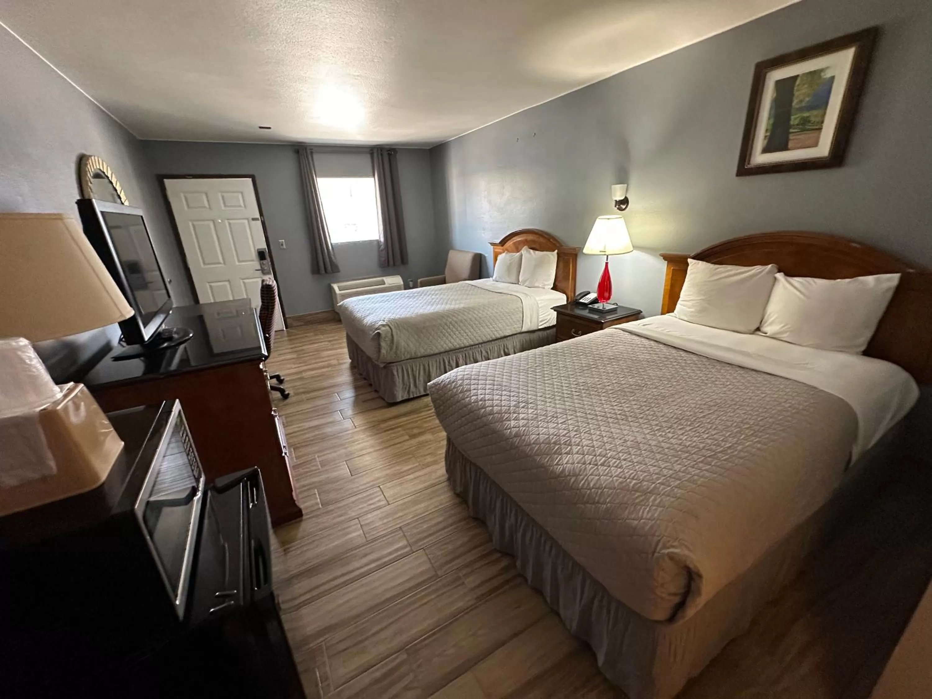 Bed in HillView Inn at Six Flags Fiesta