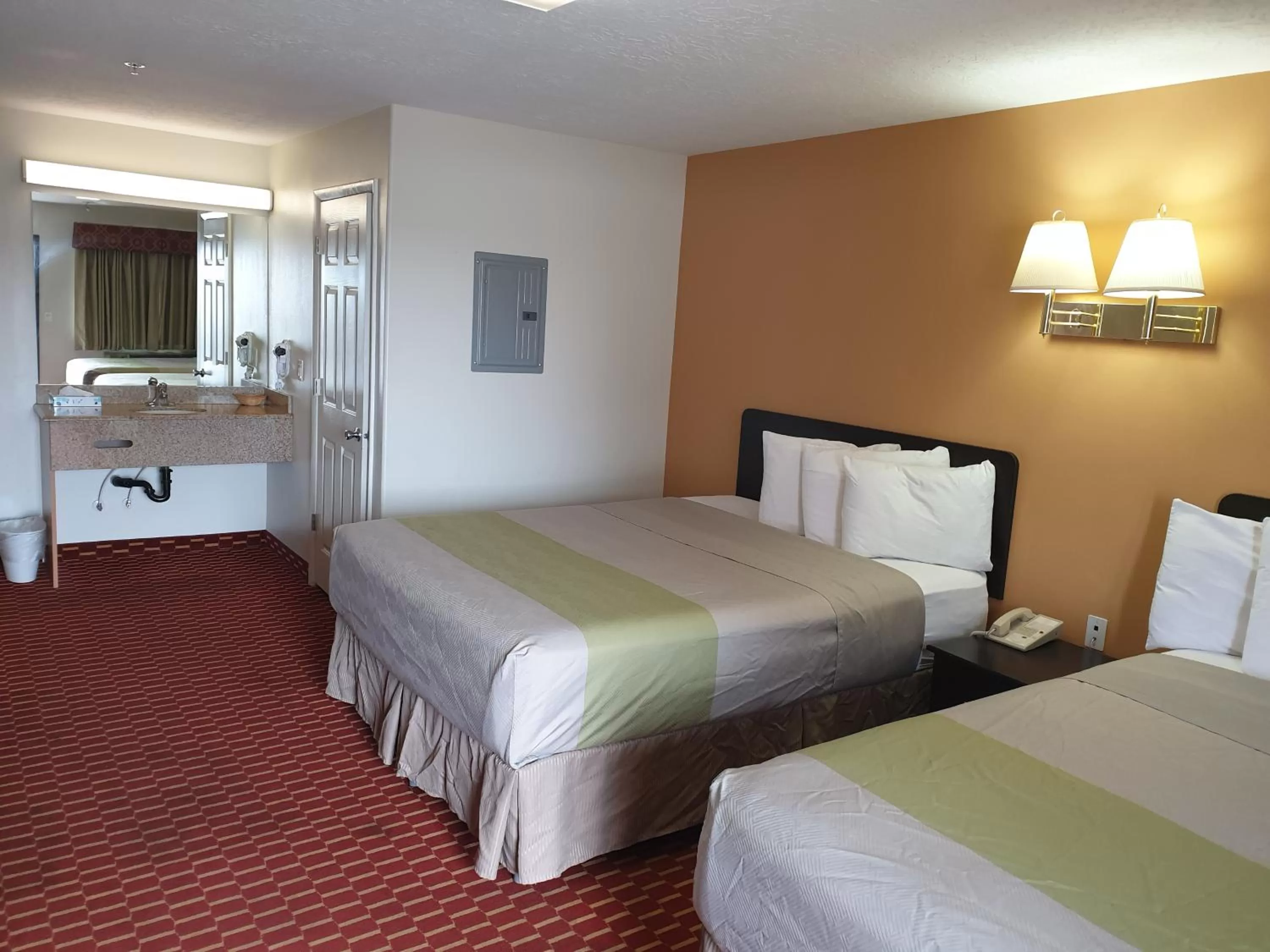 Bed in Split Mountain Motel