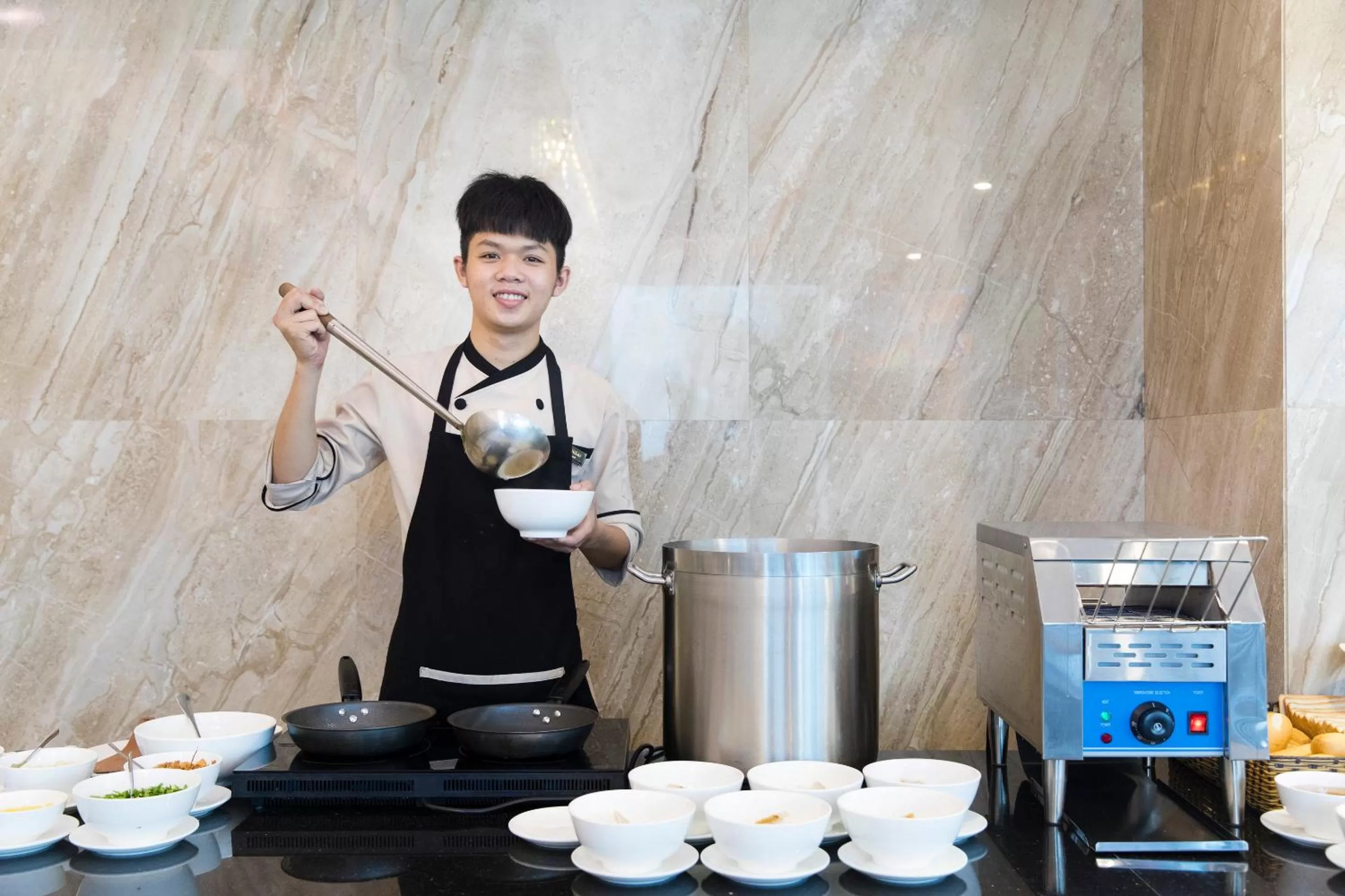 Restaurant/places to eat in Diamond Luxury Hotel