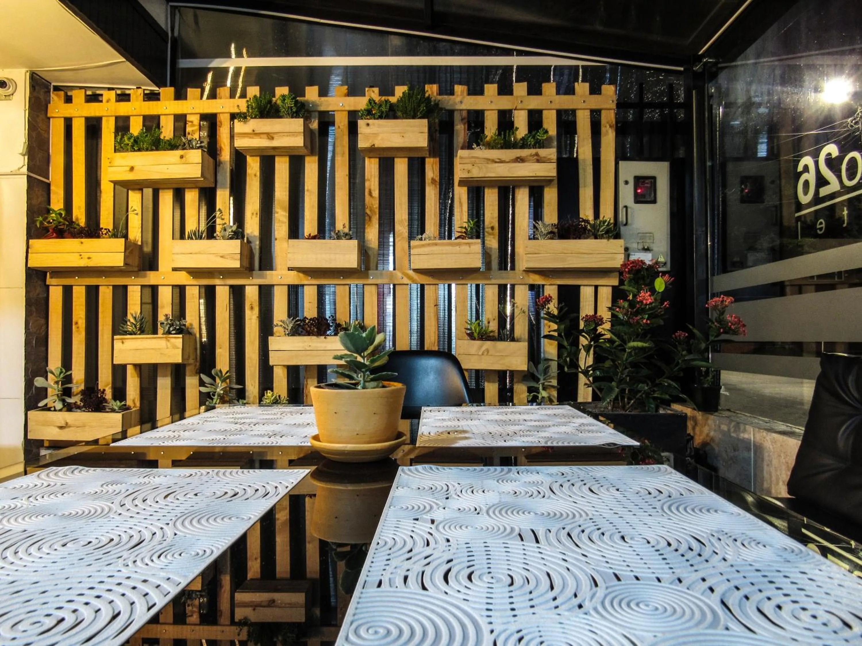 Restaurant/places to eat, Bed in Hotel Metro 26