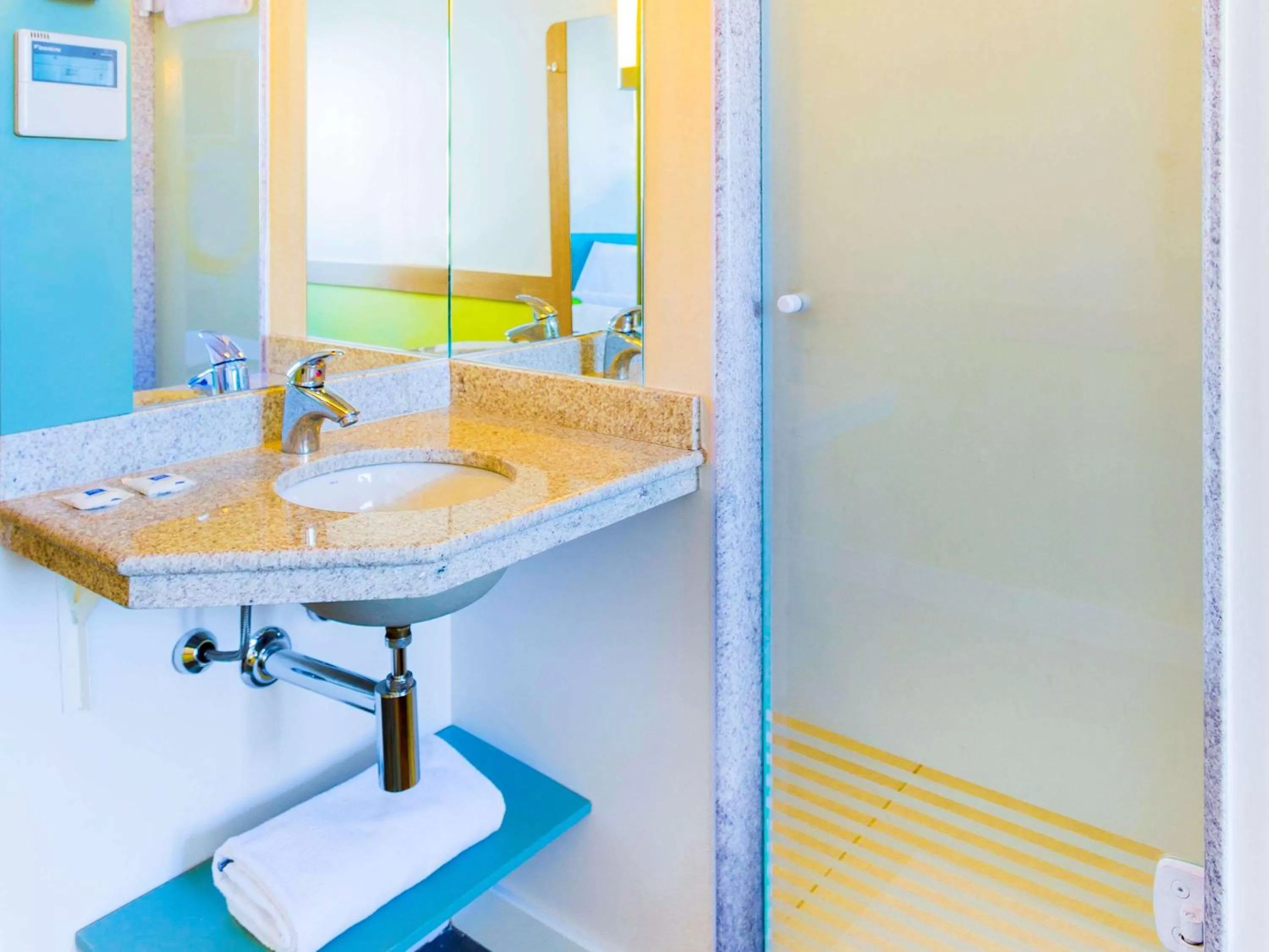 Bathroom in ibis budget Jundiai Shopping