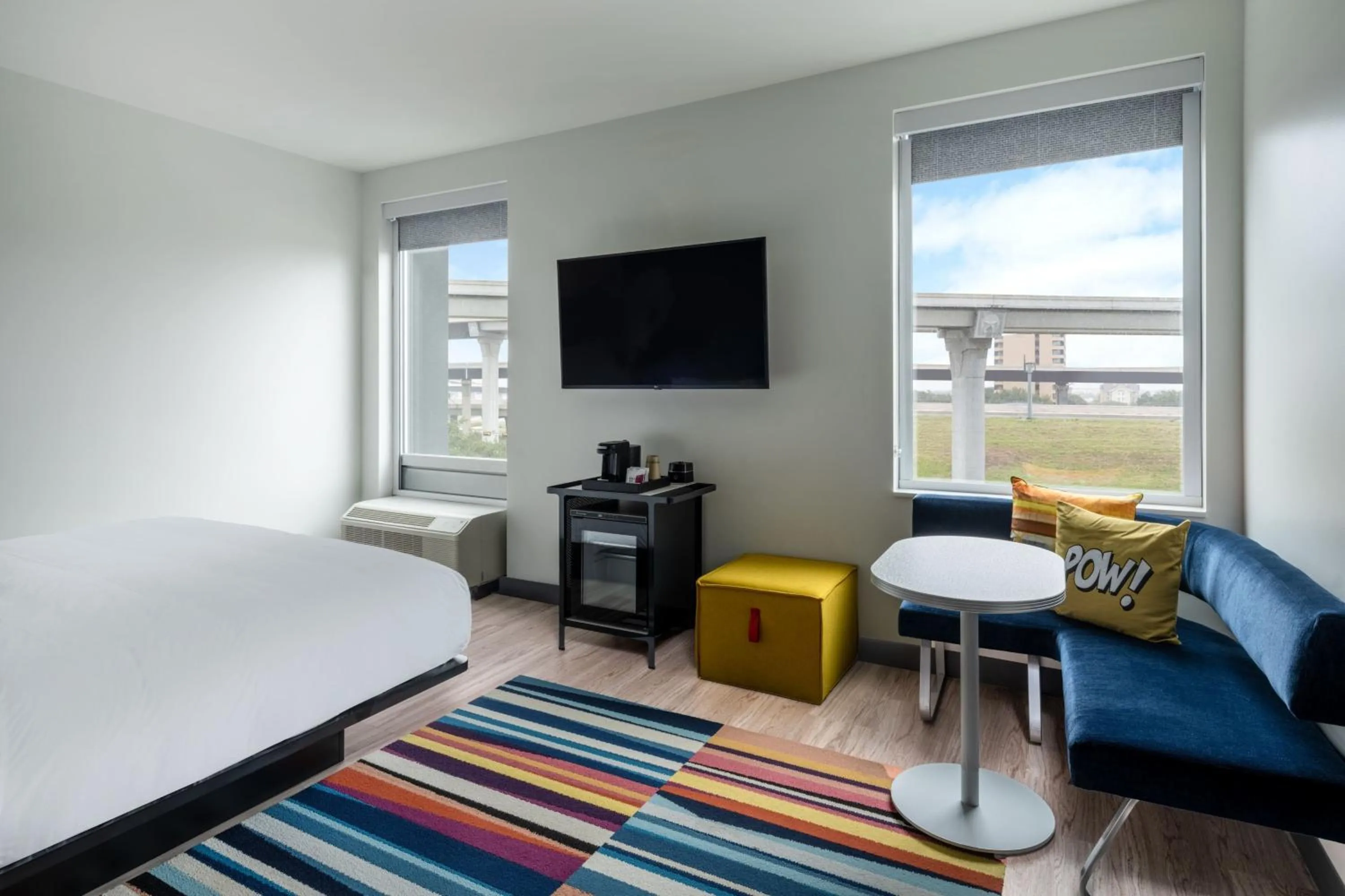 Photo of the whole room, Bed in Aloft Austin South