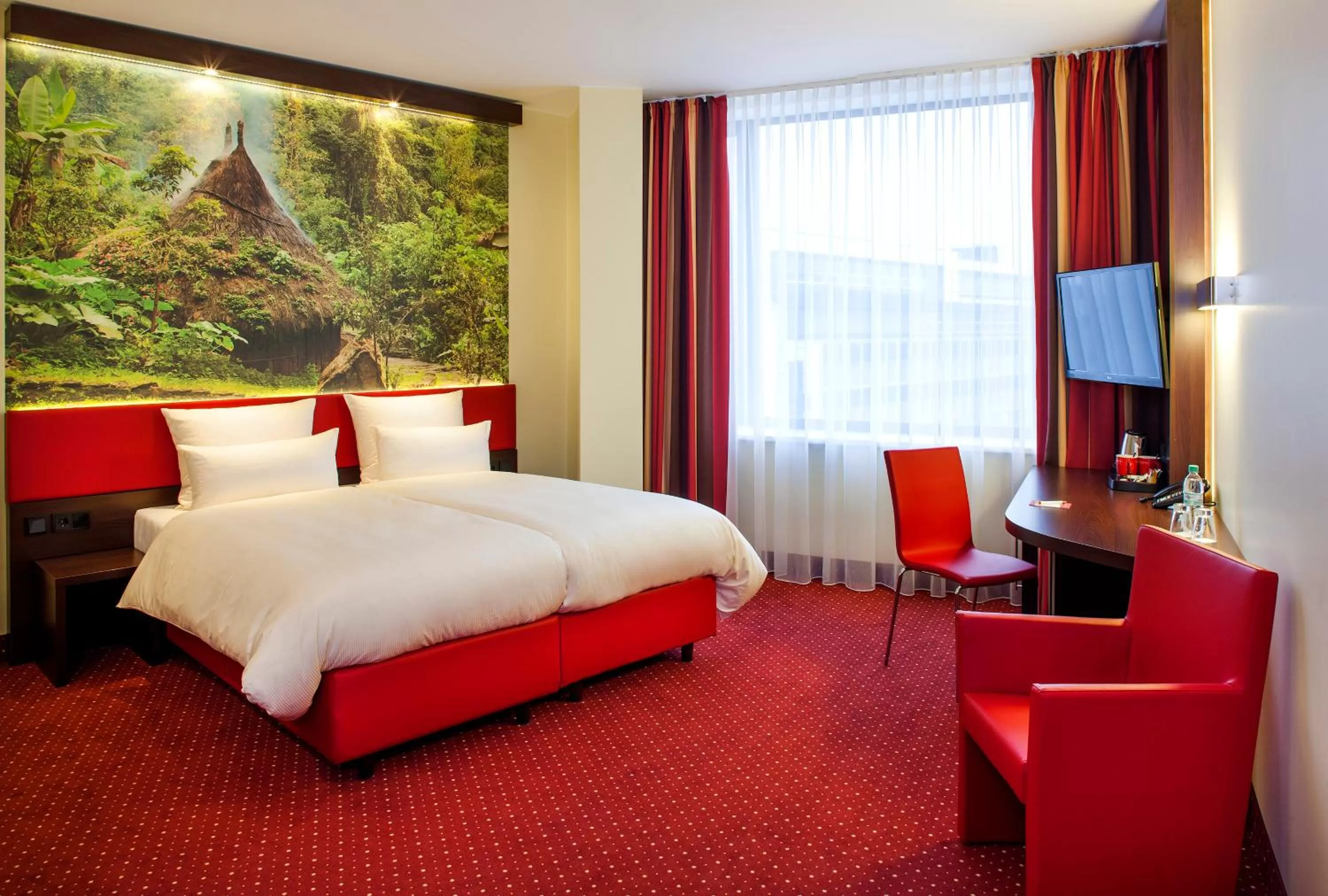 Photo of the whole room, Bed in Best Western Plus Plaza Berlin Kurfürstendamm