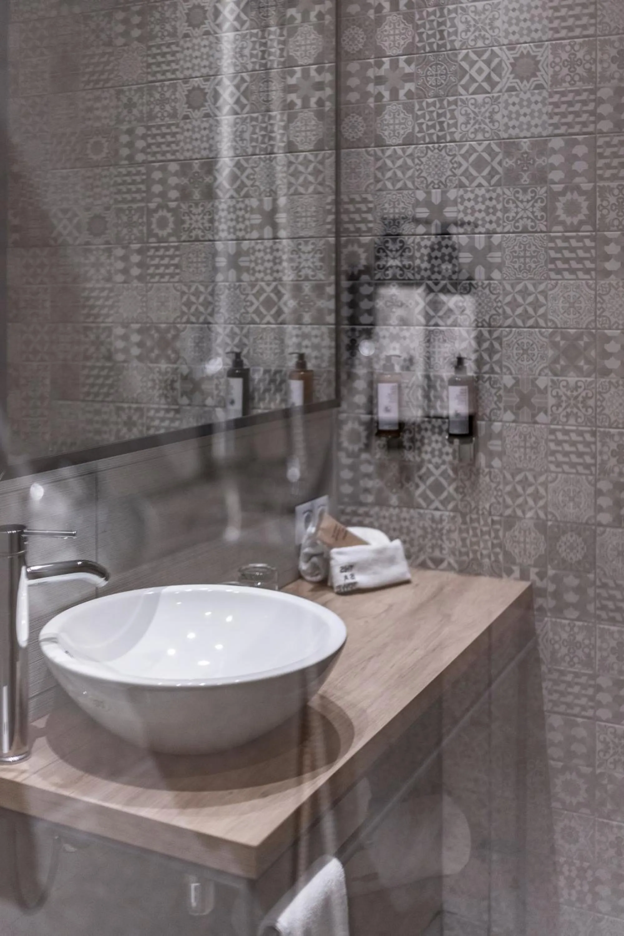 Bathroom in Petit Palace Plaza de la Reina