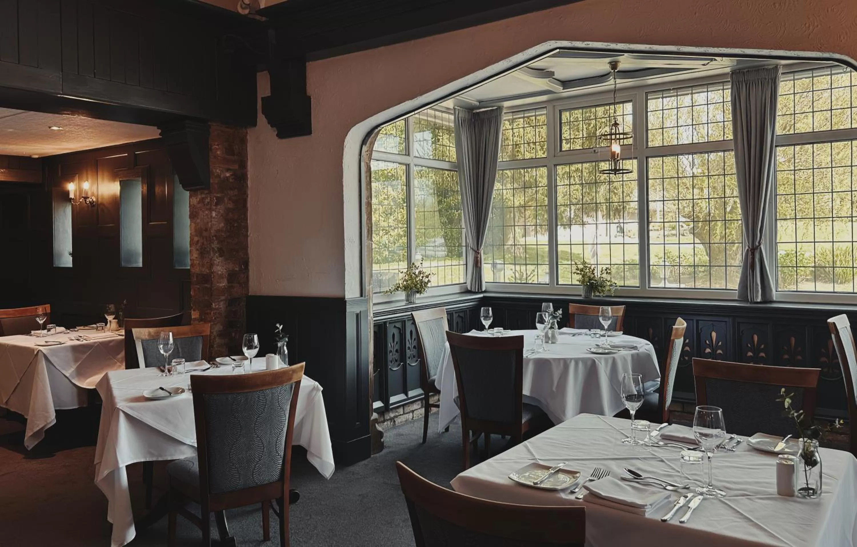 Restaurant/places to eat in Cave Castle Hotel