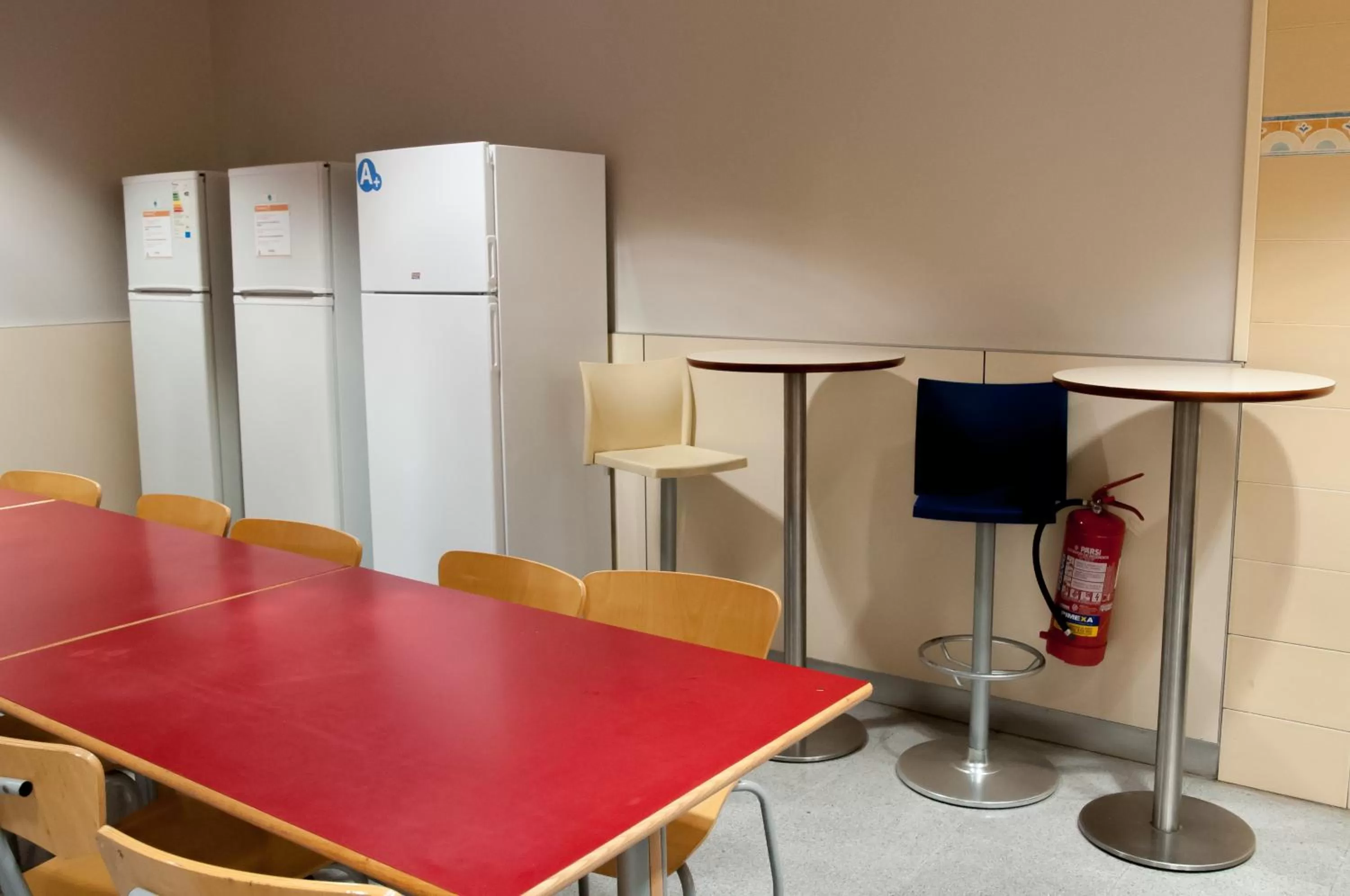 Communal kitchen in Barcelona Pere Tarrés Youth Hostel